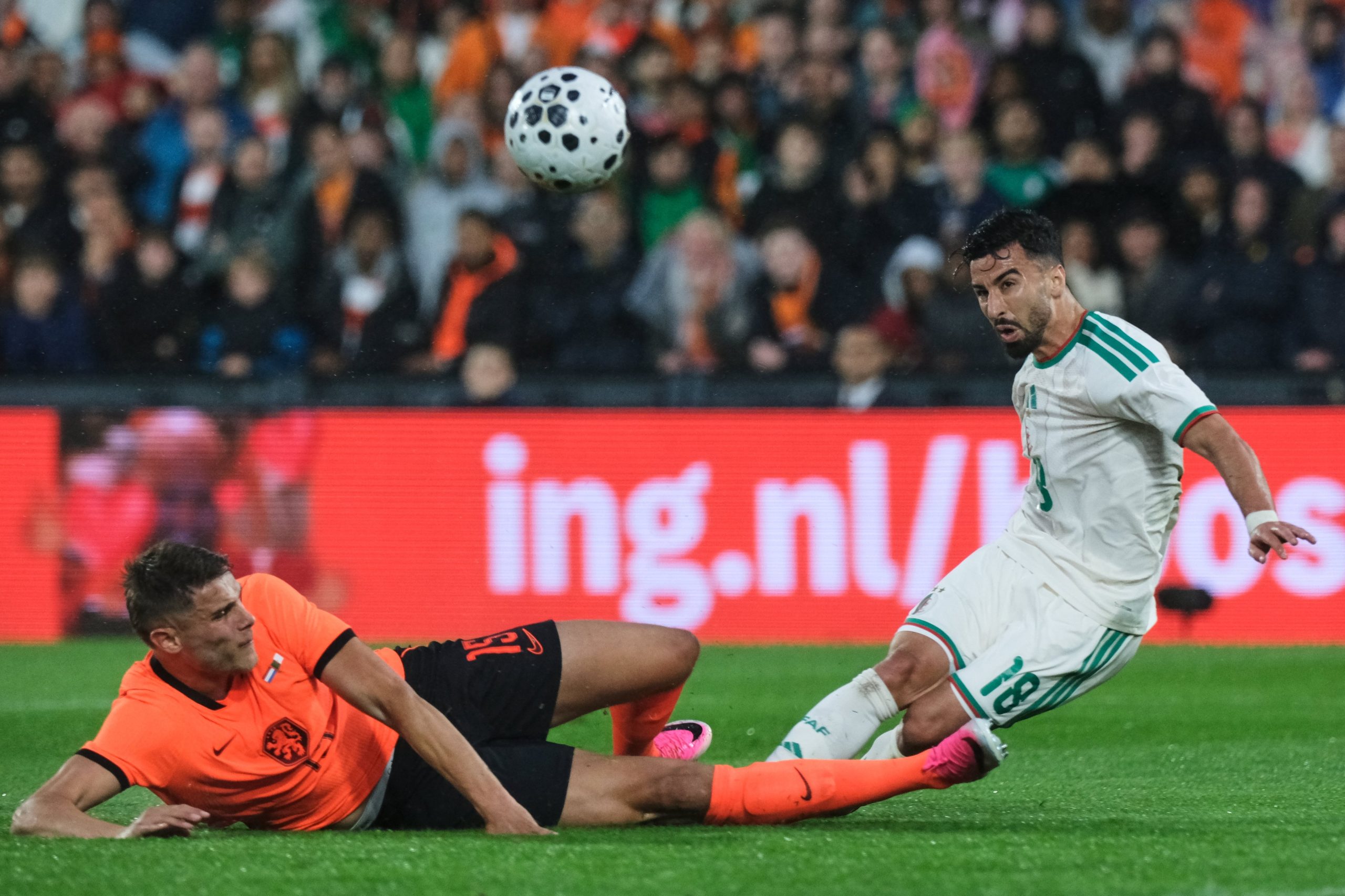 Netherlands' Micky van de Ven, left, challenges for the ball with Algeria's Mohammed Amoura during the international friendly soccer match between Netherlands and Algeria in Rotterdam, Netherlands, Wednesday, June 3, 2026. (AP Photo/ Patrick Post)