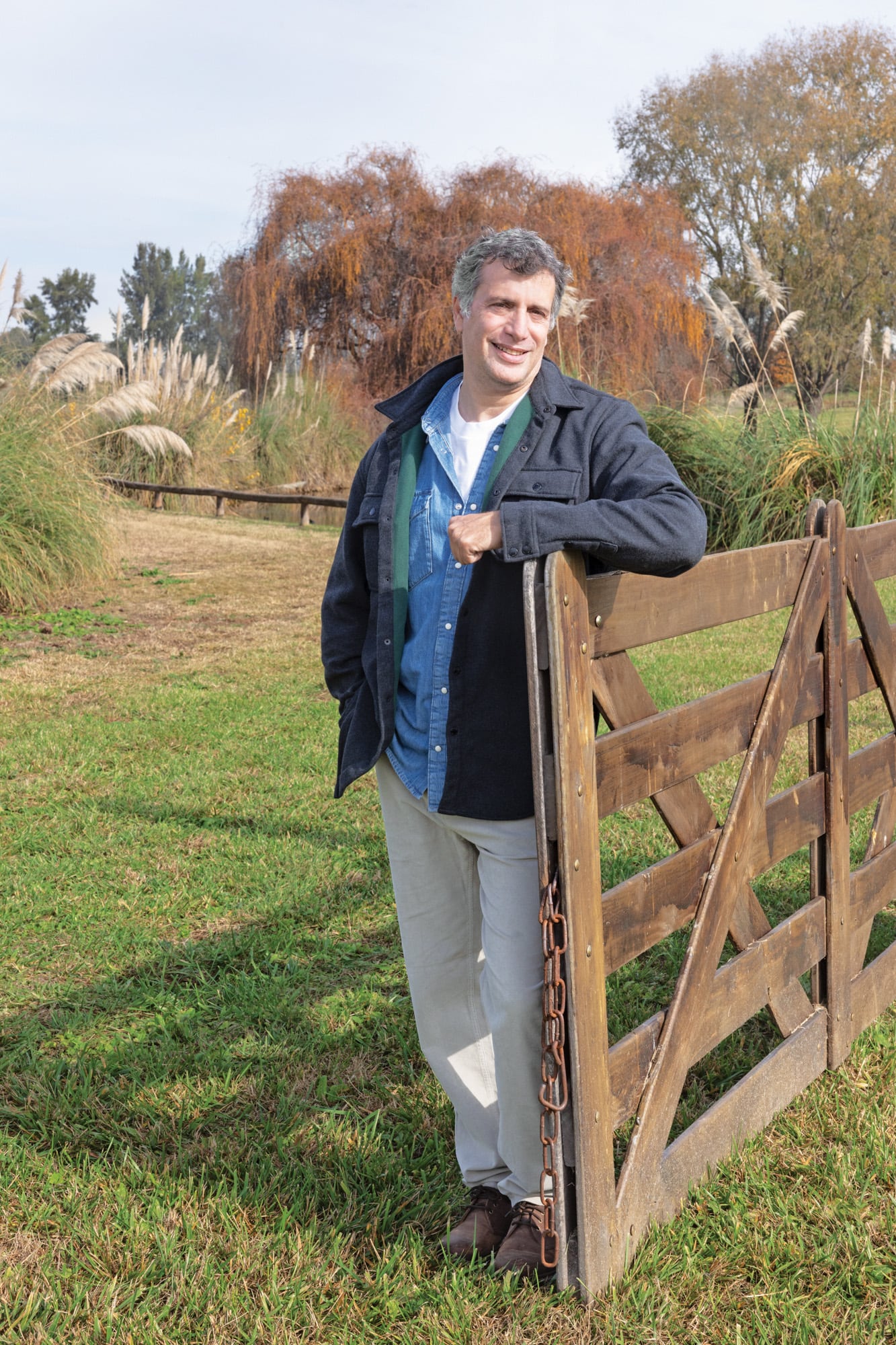 Santiago Corral San Martín es nieto de Juan Carlos Corral Ballesteros, que fue socio fundador del estudio. Instalado desde hace años en Punta del Este, Uruguay, el arquitecto aporta su propia sensibilidad al estudio que comparte con su tío y su primo Félix: fusiona el diseño con el espíritu esteño