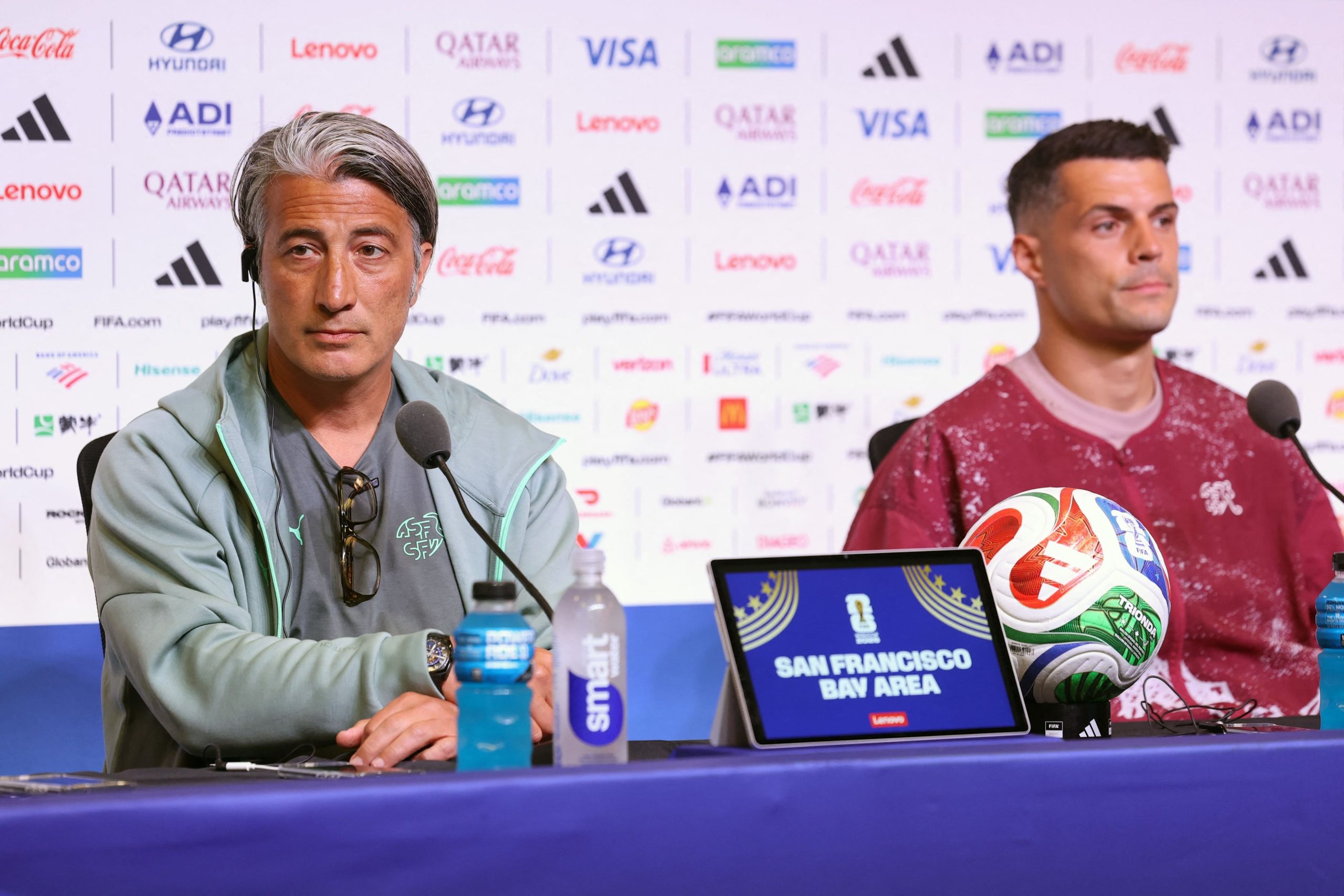 Los líderes de la selección de Suiza: el técnico, Murat Yakin, y el capitán, Granit Xhaka