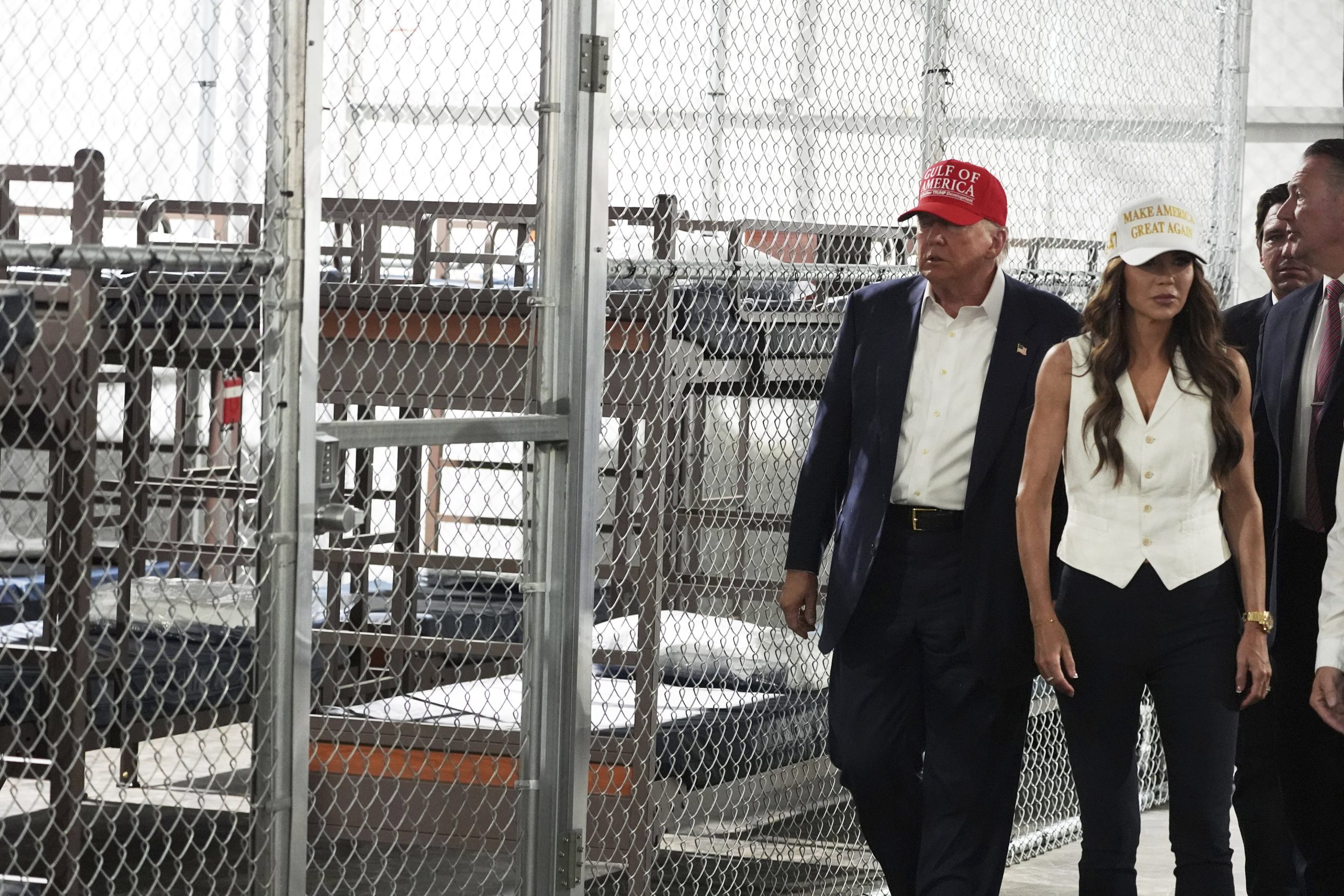 Ron DeSantis, junto a Donald Trump y Kristi Noem en el Alligator Alcatraz
