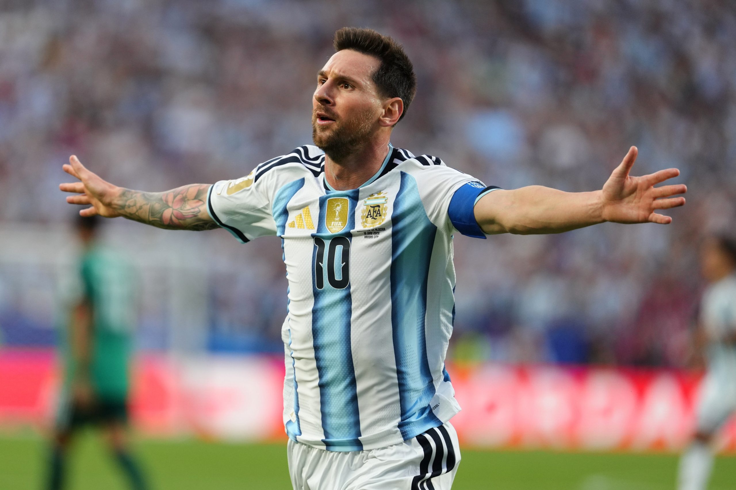 Lionel Messi, de la selección de Argentina, festeja tras conseguir el primer tanto del partido ante Argelia en el Mundial, el martes 16 de junio de 2026 en Kansas City, Missouri (AP Foto/Ed Zurga)