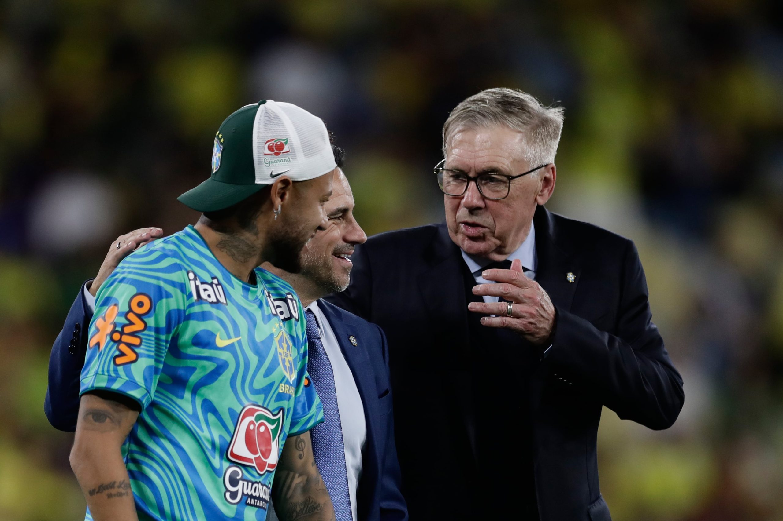 El técnico de Brasil Carlo Ancelotti (derecha) conversa con Neymar (izquierda) al final del partido amistoso contra Panamá, el domingo 31 de mayo de 2026, en Río de Janeiro. (AP Foto/Bruna Prado)