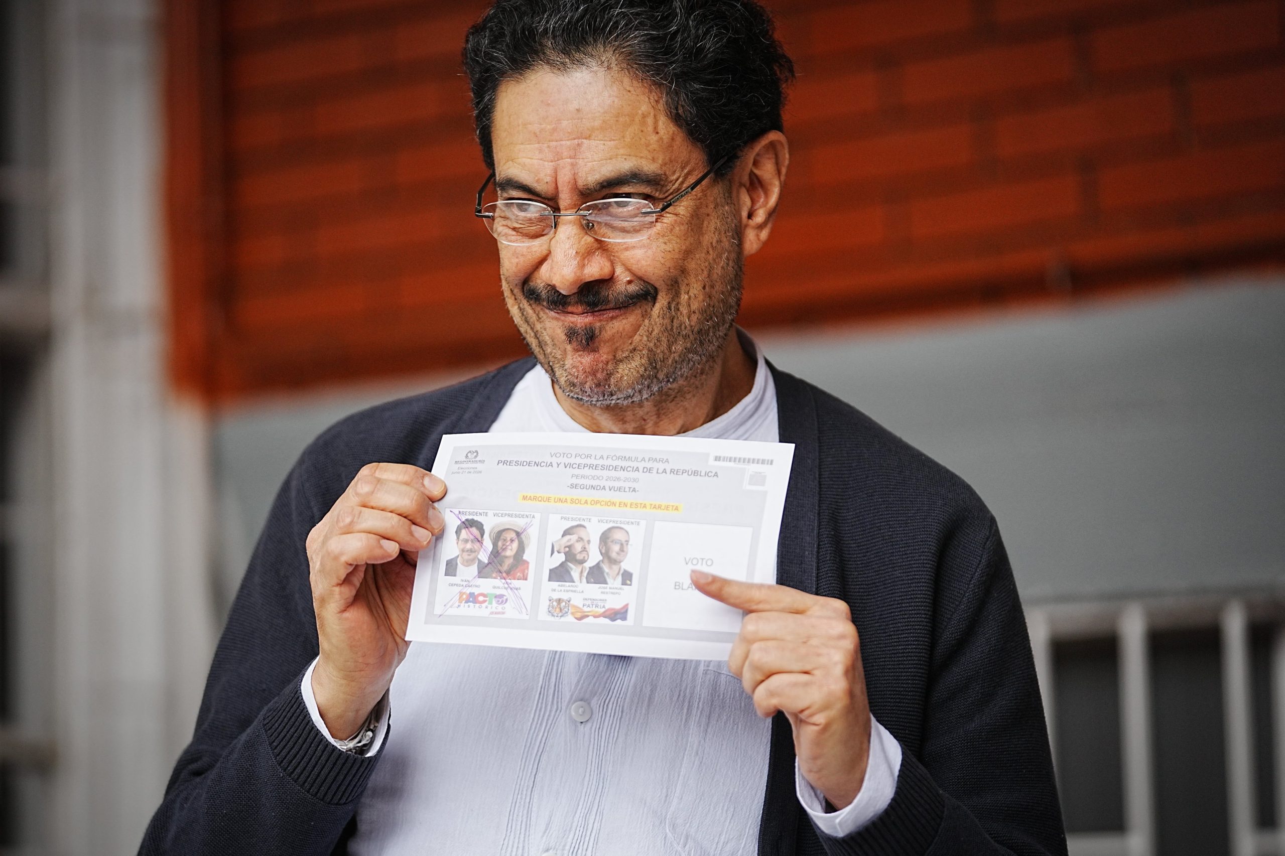 Cepeda, de 63 años, es filósofo y senador reelecto en tres ocasiones