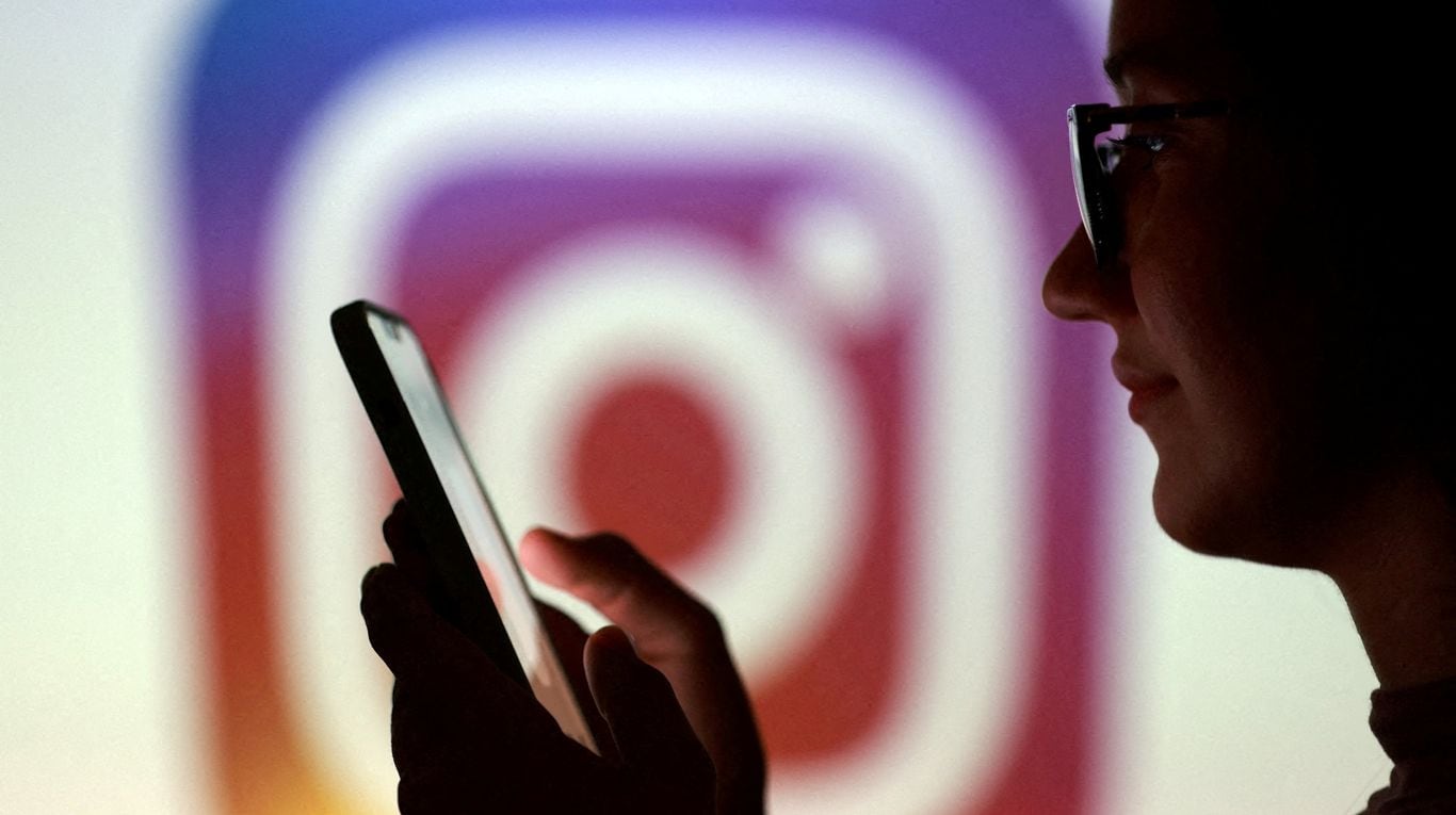 Instagram ahora permite incluir subtítulos diferentes en cada elemento de los carruseles. (Foto: Reuters/Dado Ruvic)