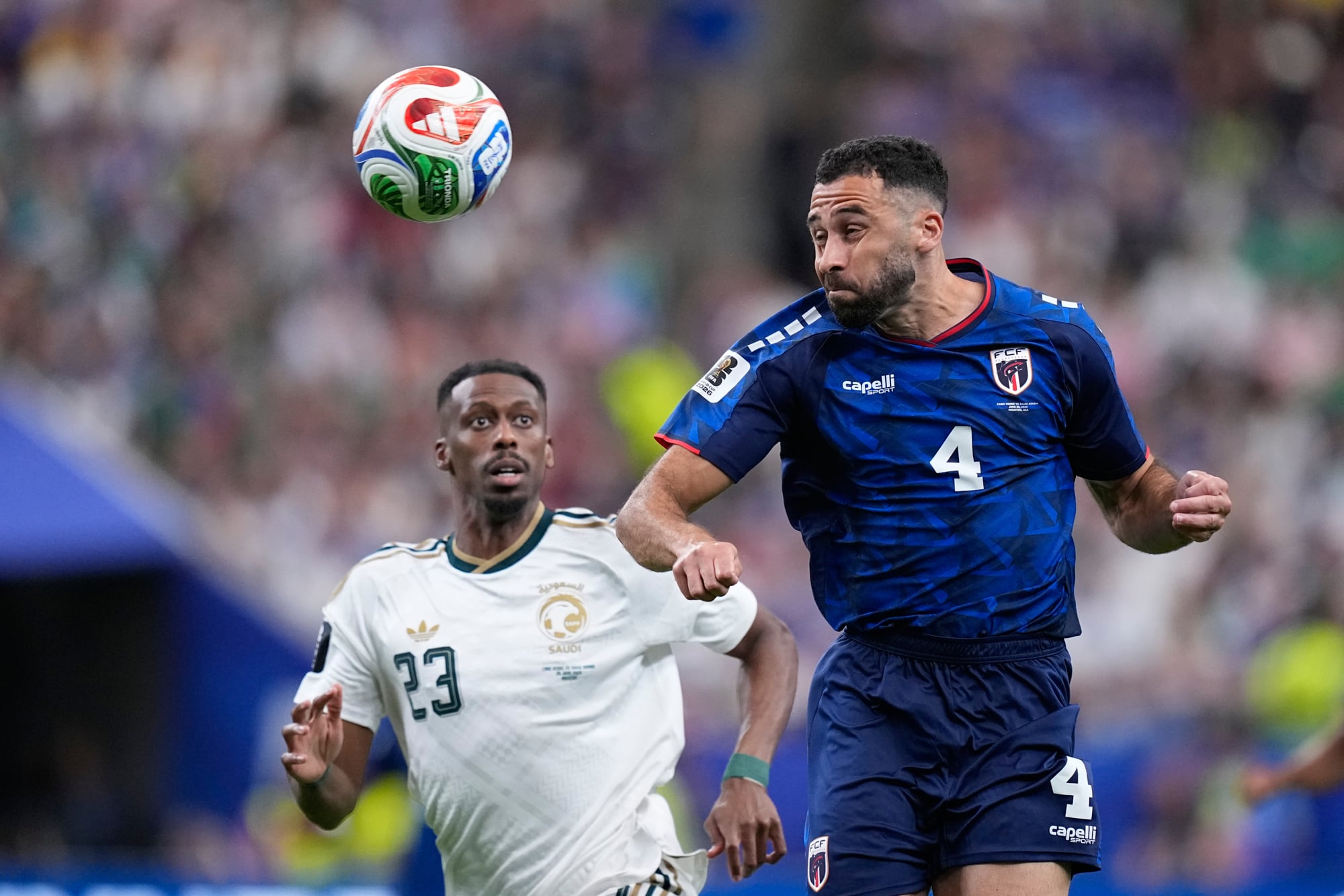 La pelota vuela más de que toca el césped en Houston. (AP Photo/Ashley Landis)