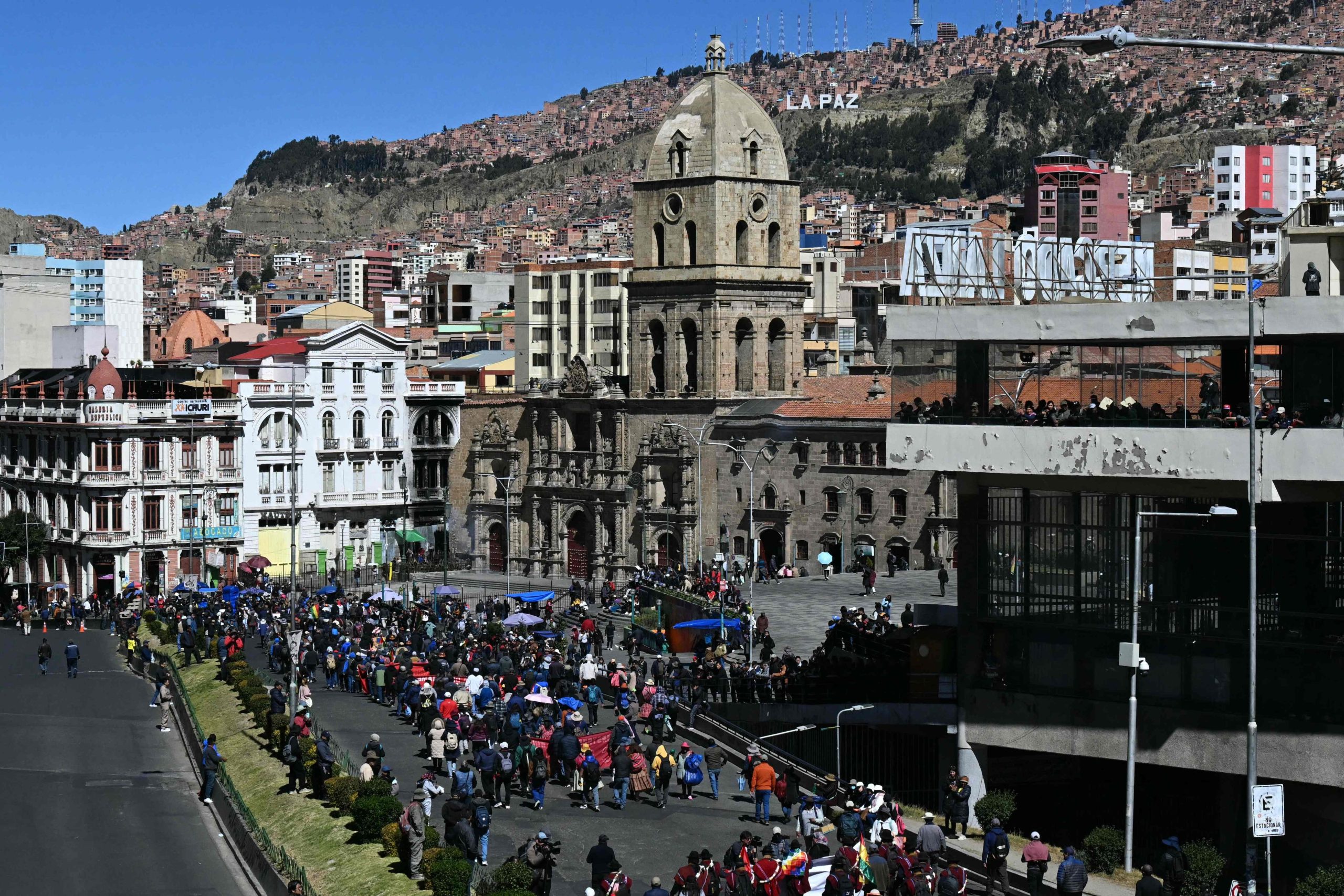 Manifestantes marchan en protesta contra el gobierno del presidente boliviano Rodrigo Paz en La Paz, el 10 de junio de 2026