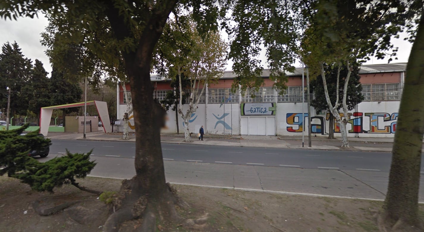 Exterior del Polideportivo en el que se despedirá al Indio Solari (Foto: Street View de Google Maps)
