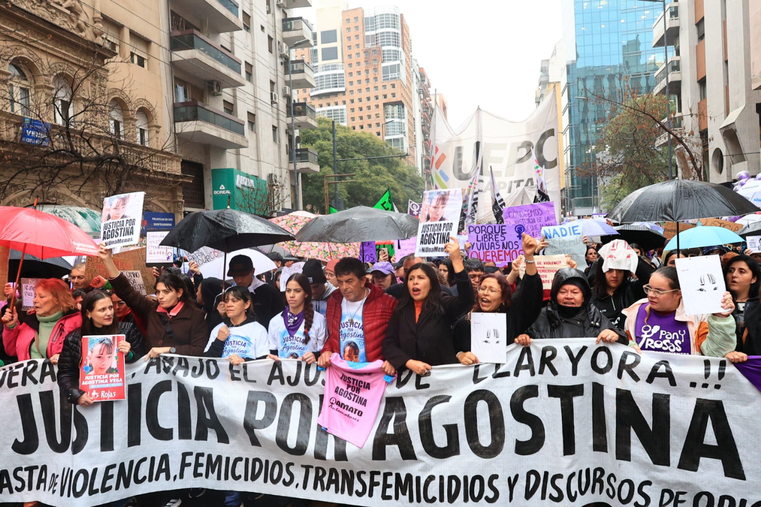 Amigos de Agostina Vega, el colectivo Ni una menos, sindicatos y cordobeses marchando  ayer desde Avenida Colon y Cañada hasta Patio Olmos, en Córdoba.
