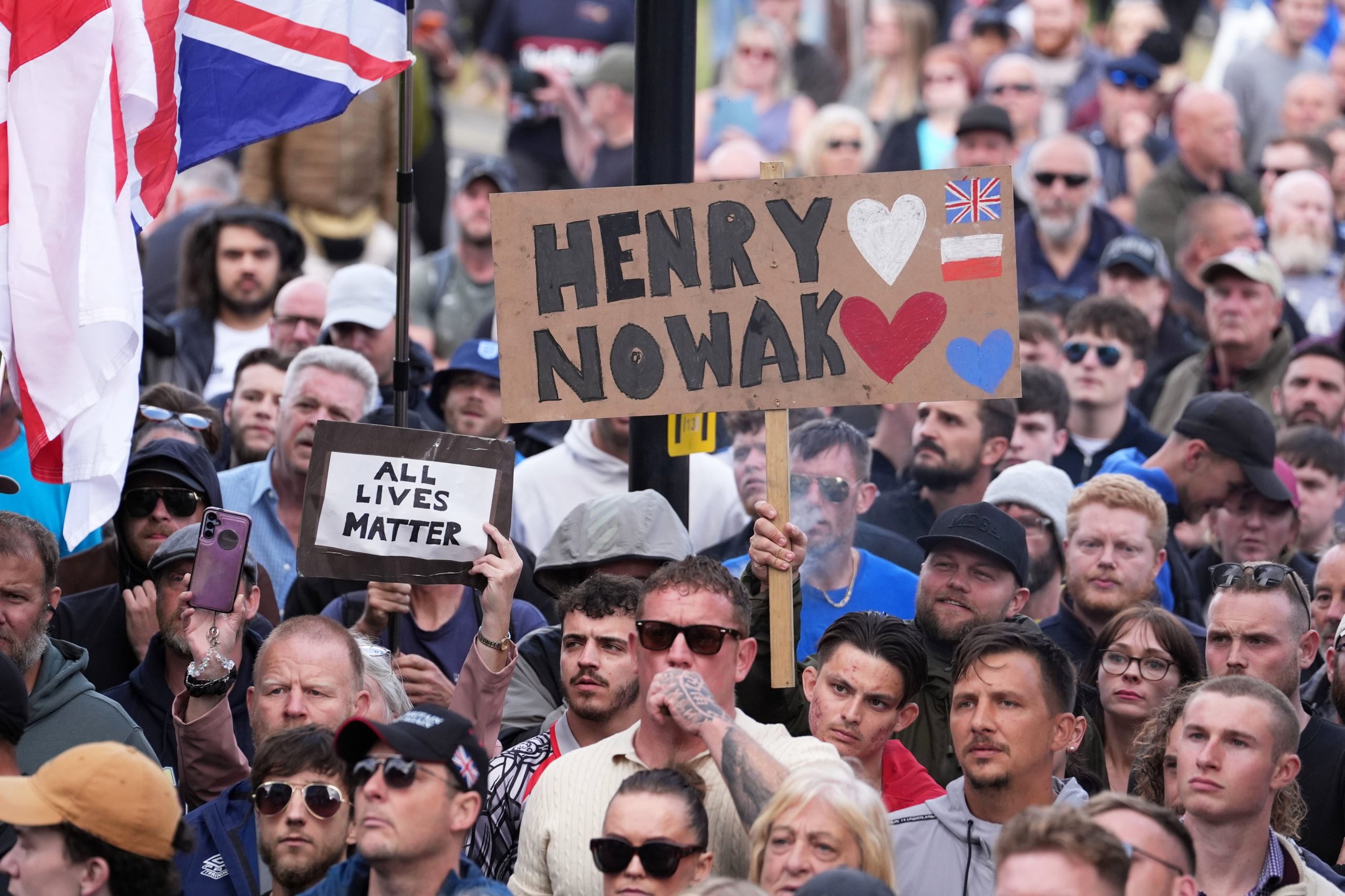 Varias personas se congregan para protestar frente a la comisaría de policía de Southampton, Inglaterra tras la muerte por apuñalamiento de Henry Nowak