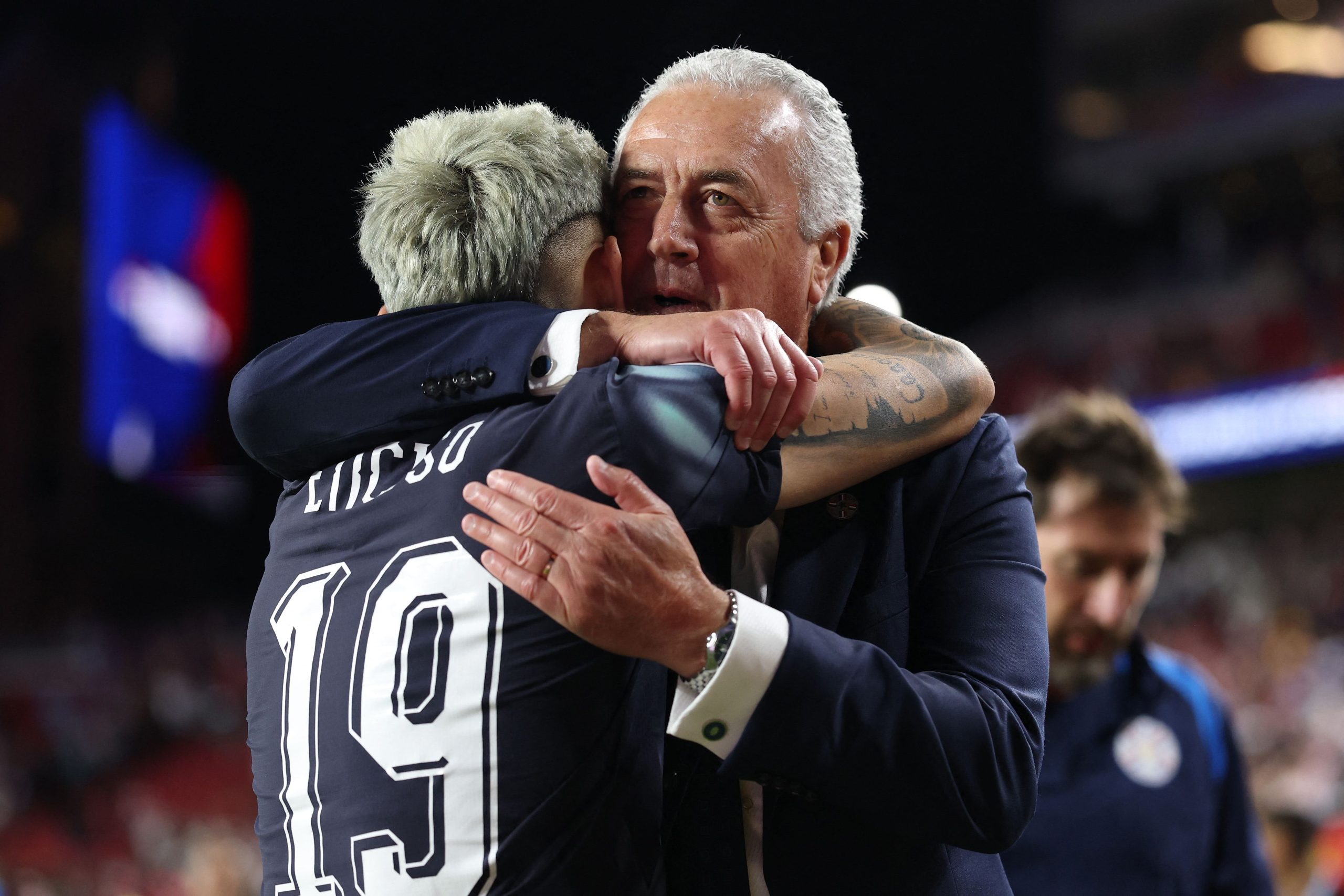 Alfaro y Enciso se funden en un abrazo luego de una victoria que quedará en los anaqueles del fútbol guaraní