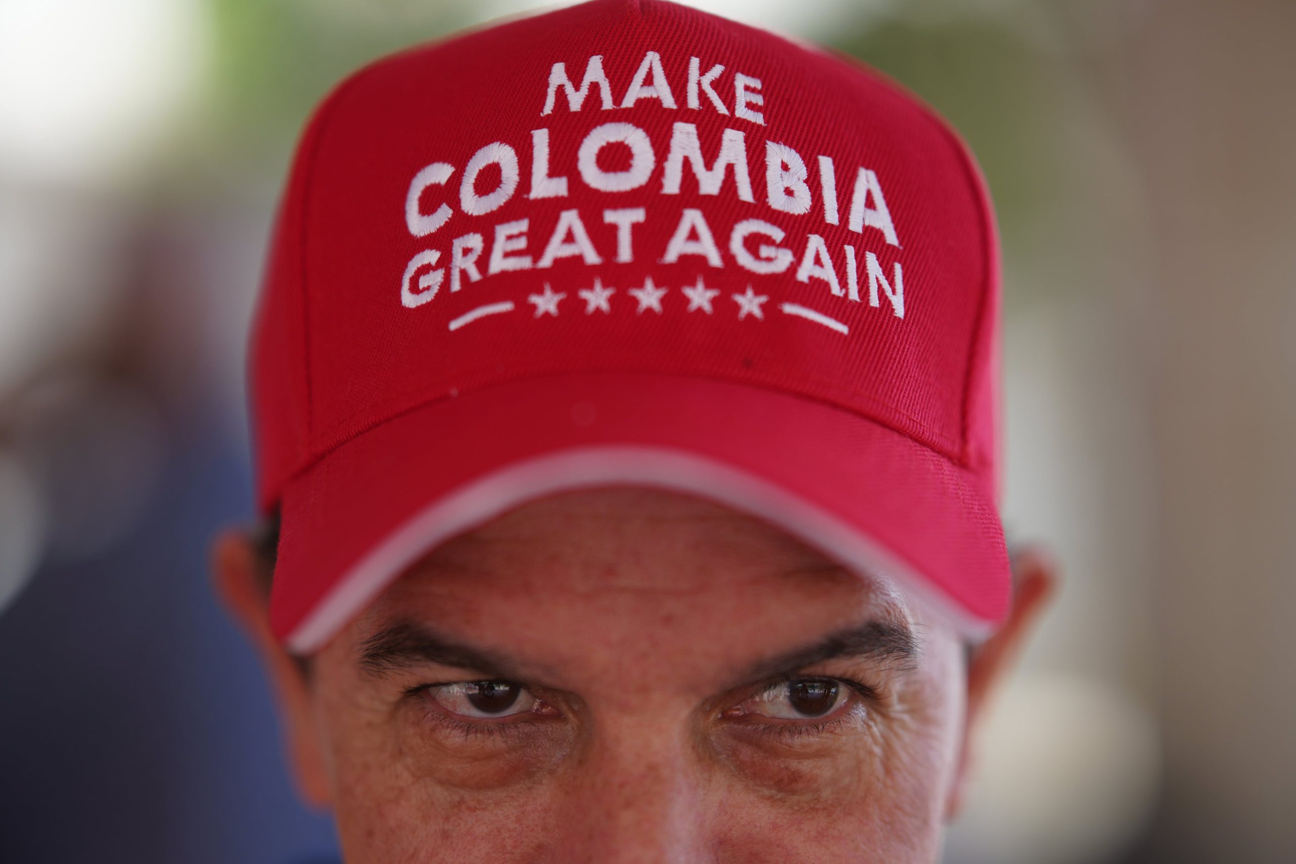 Un votante con una gorra de “Make Colombia Great Again” espera en la fila durante la segunda vuelta electoral en Barranquilla