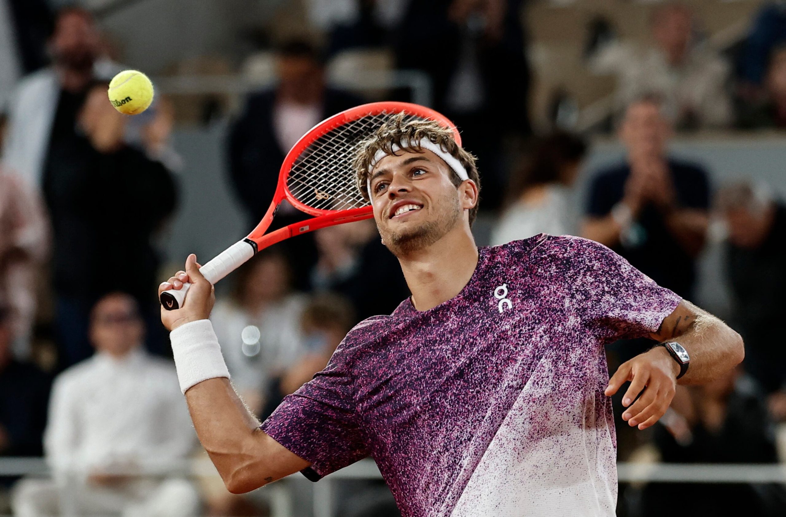 Cobolli, la gran revelación del torneo. El joven italiano se metió en la final de una manera insólita: su compatriota Matteo Arnaldi se bajó de la semifinal un par de horas antes por una fuerte intoxicación estomacal. Con aire fresco y sin nada que perder, busca dar el golpe del año en París. (REUTERS/Benoit Tessier)