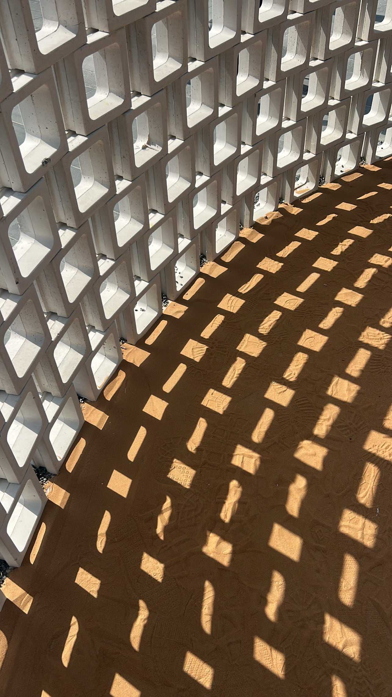 Crearon ladrillos decorativos, utilizados principalmente en fachadas, logrando patrones geométricos que filtran la luz y generan privacidad