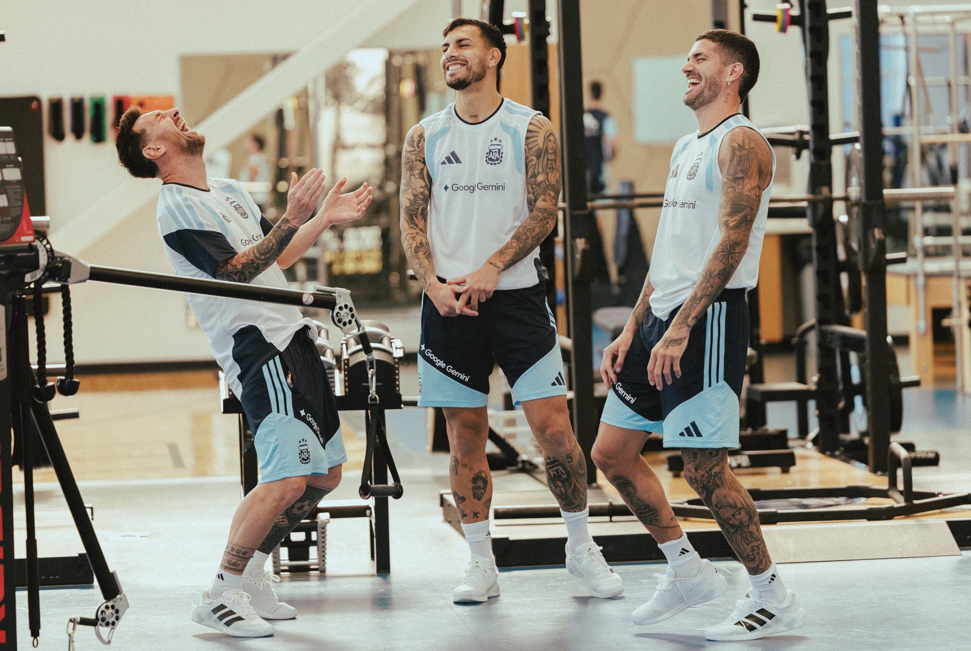 Lionel Messi, Leandro Paredes y Rodrigo De Paul en el entrenamiento en la ciudad de Kansas, Estados Unidos previo al Mundial