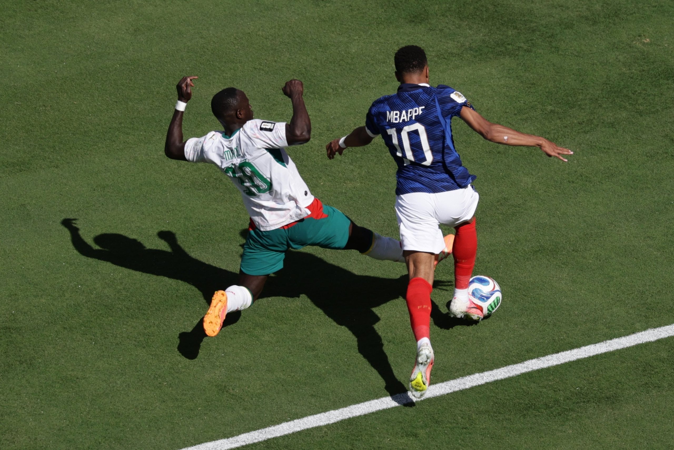El quite de Sadio Mane a Kylian Mbappe: no fue penal, más allá del llamado del VAR
