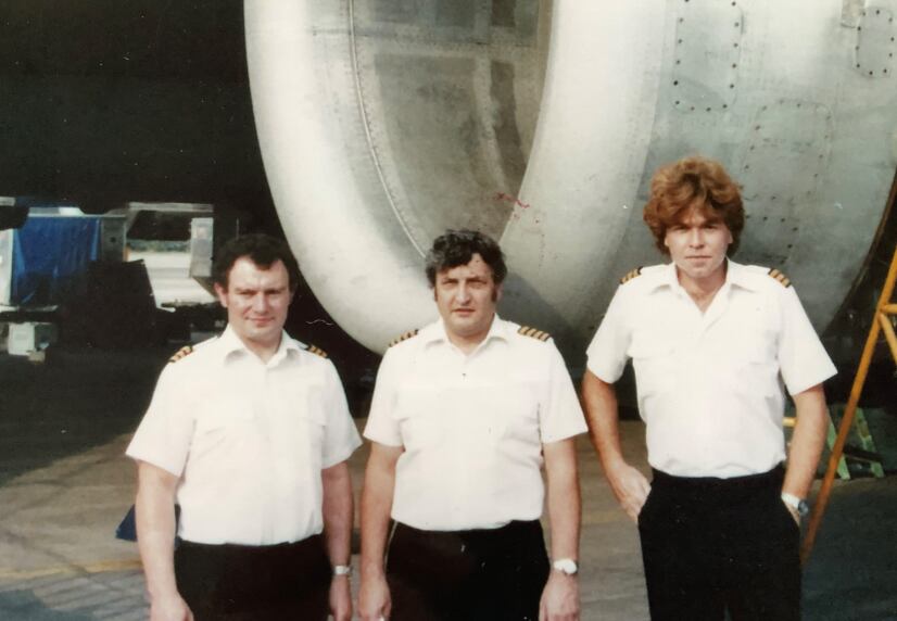 De izquierda a derecha: Barry Townley-Freeman, ingeniero de vuelo; Eric Moody, capitán; y Roger Greaves, primer oficial