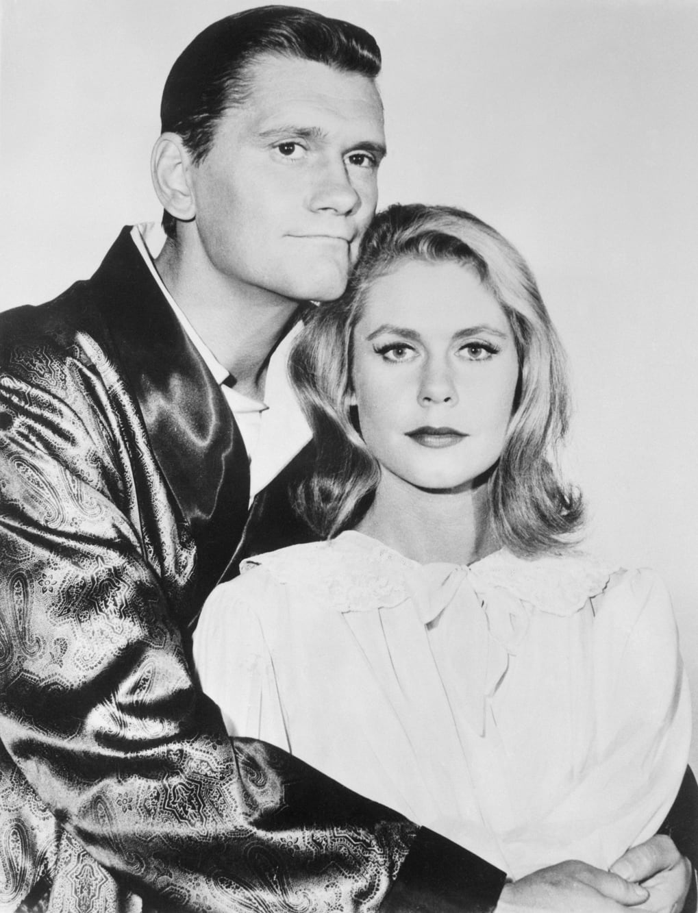 Elizabeth Montgomery junto a Dick York, su compañero en Hechizada