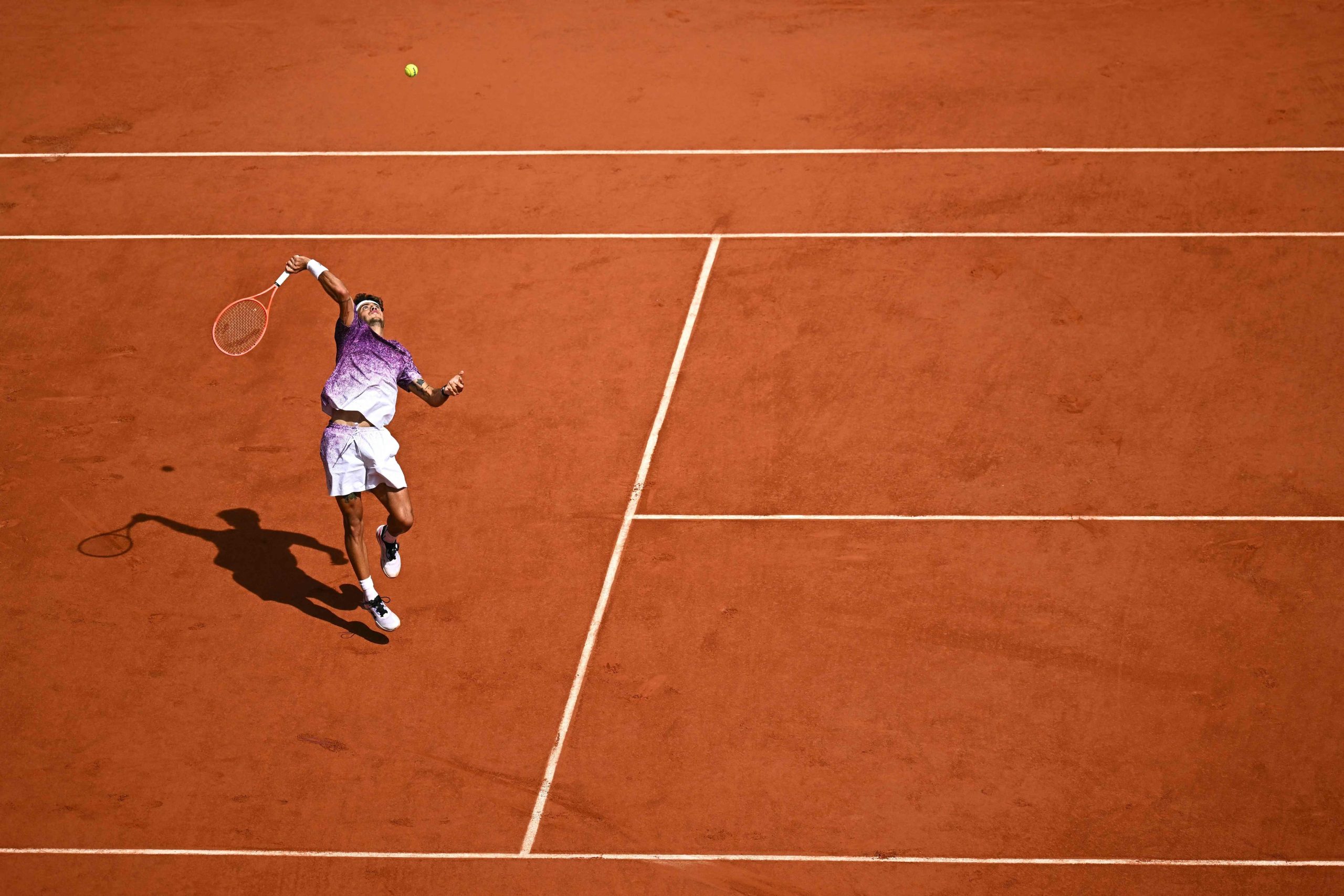 Flavio Cobolli en acción ante Alexander Zverev en la final de París 