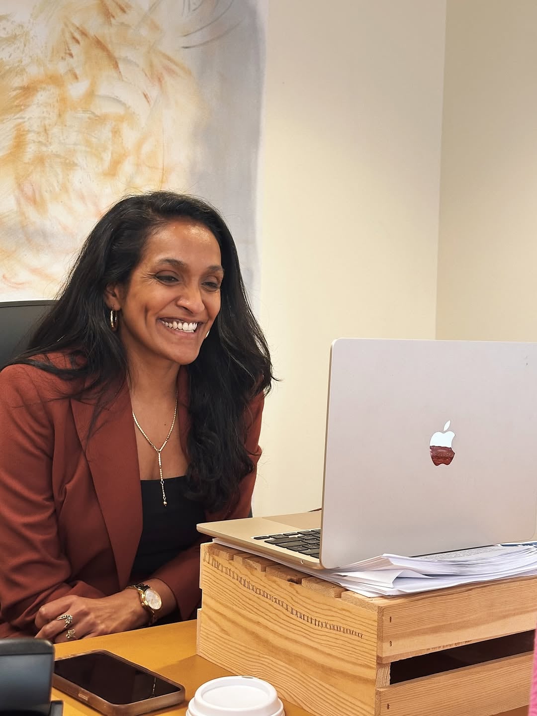 Nithya Raman se convirtió en la primera mujer asiático-americana en servir en el Concejo Municipal de Los Ángeles
