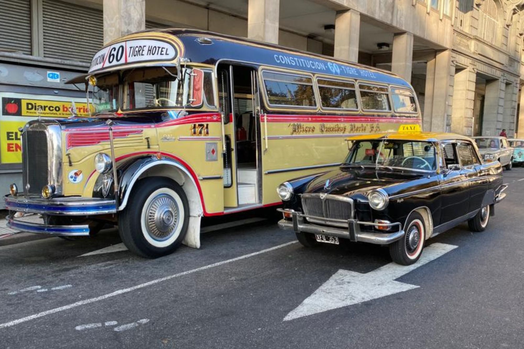 Un colectivo de la línea 60 con chasis Mercedez Benz y un taxi clásico Siam Di Tella. La foto fue tomada durante la filmación de la película El método Tangalanga.