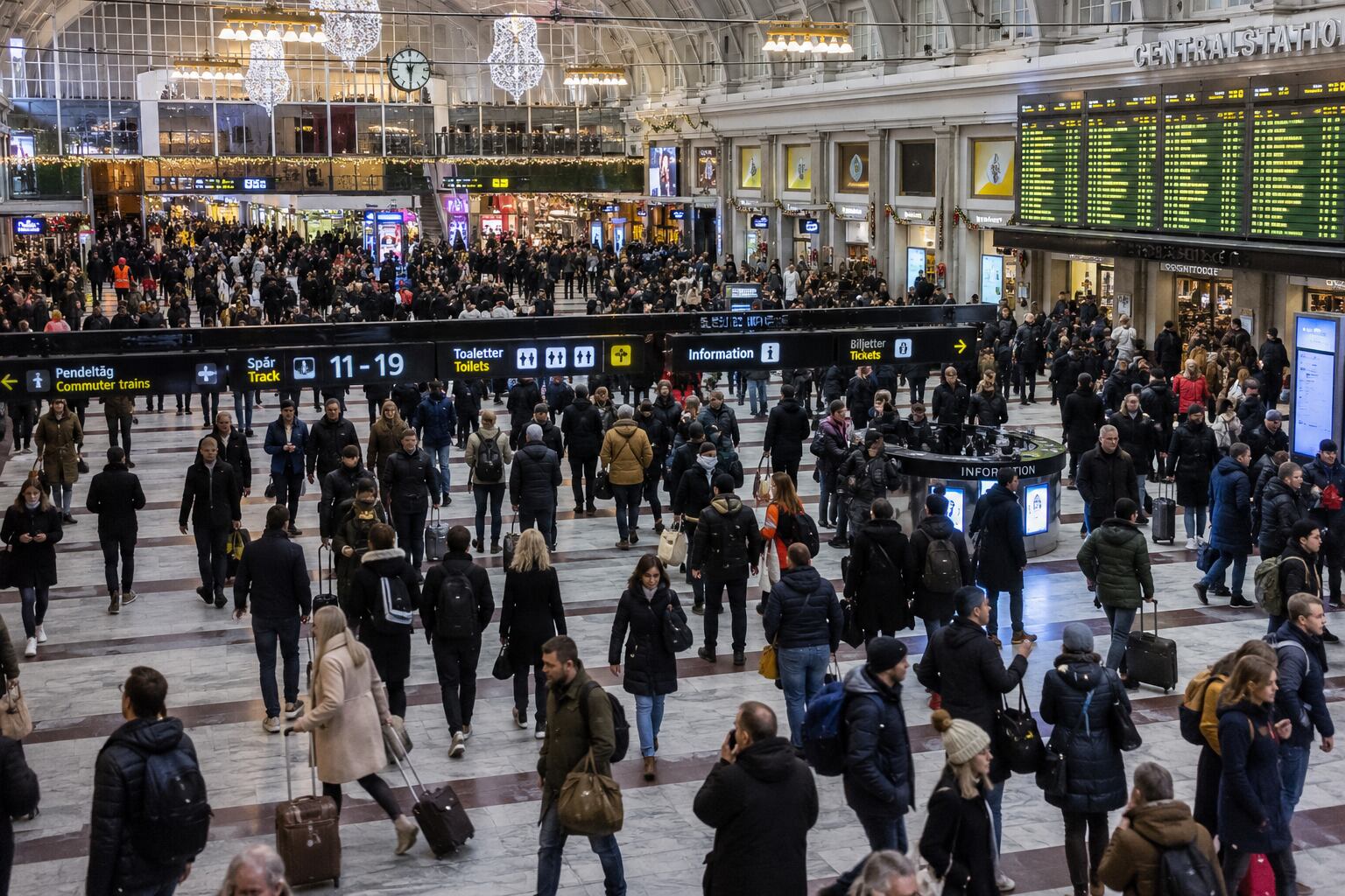 Por la Estación de Estocolmo circulan alrededor de 250 mil personas por día. (Imagen ilustrativa generada con IA)