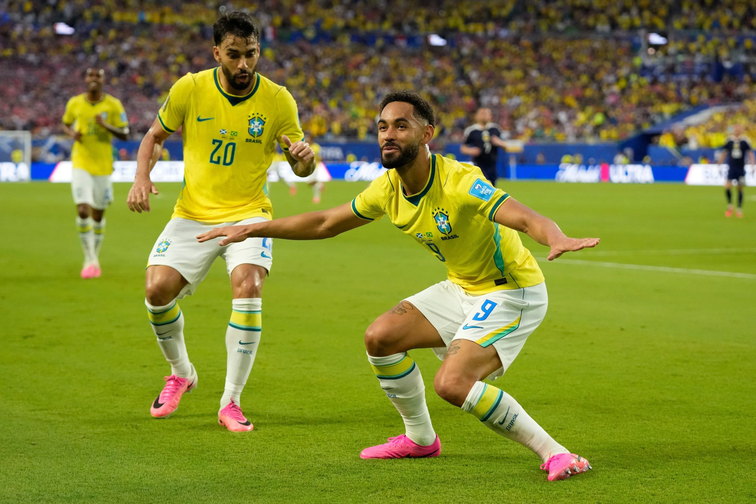 El festejo de Matheus Cunha con Lucas Paqueta, ante Escocia