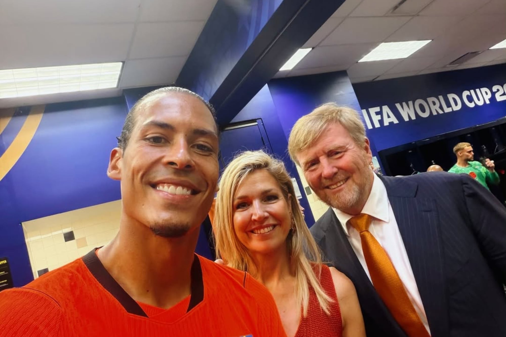 Virgil van Dijk, en el vestuario junto a Máxima y Guillermo; horas después, la reina disfrutó del partido de Curazao