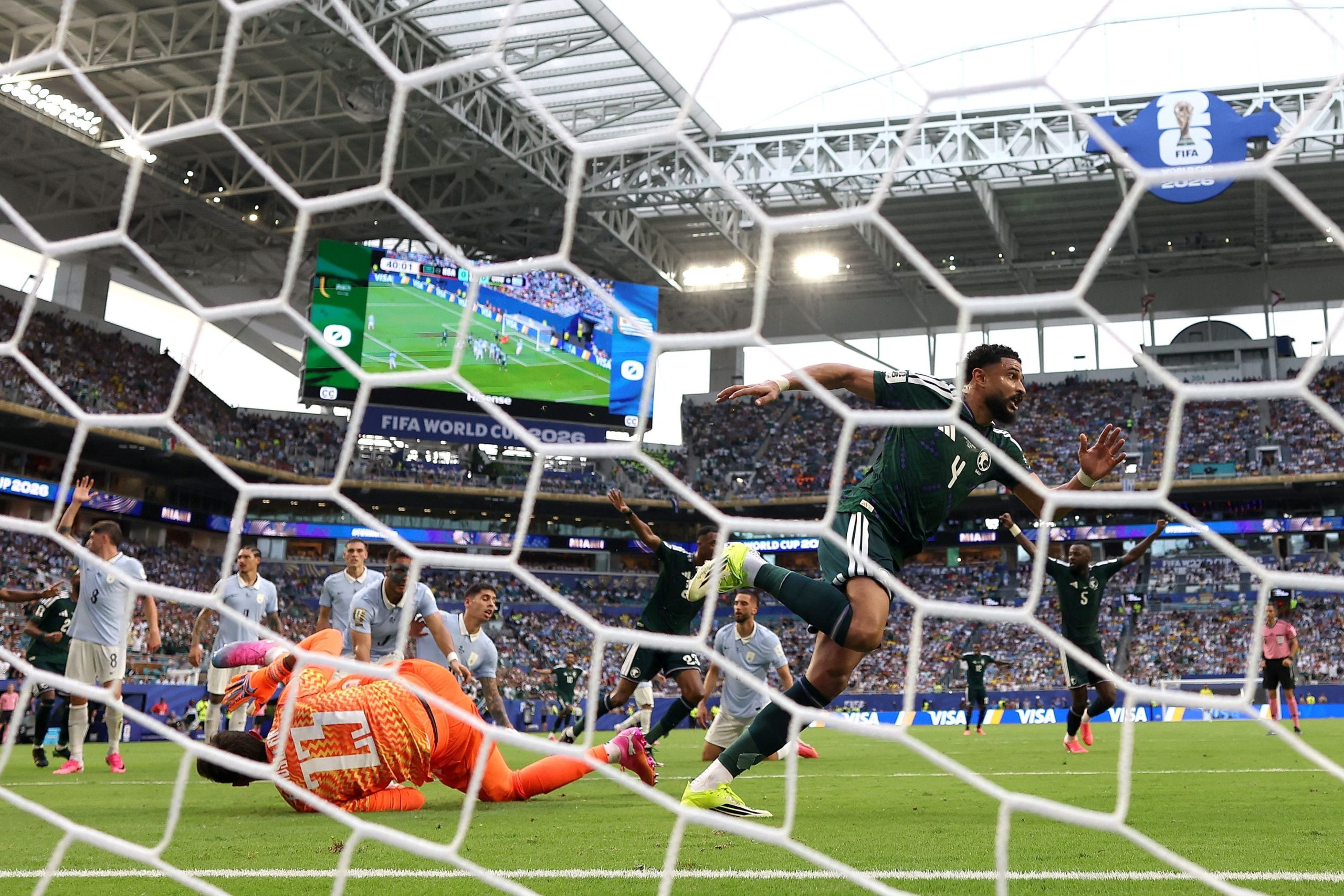 Abdulelah Al-Amri, con complicidad de Fernando Muslera, anotó el gol de Arabia Saudita ante Uruguay
