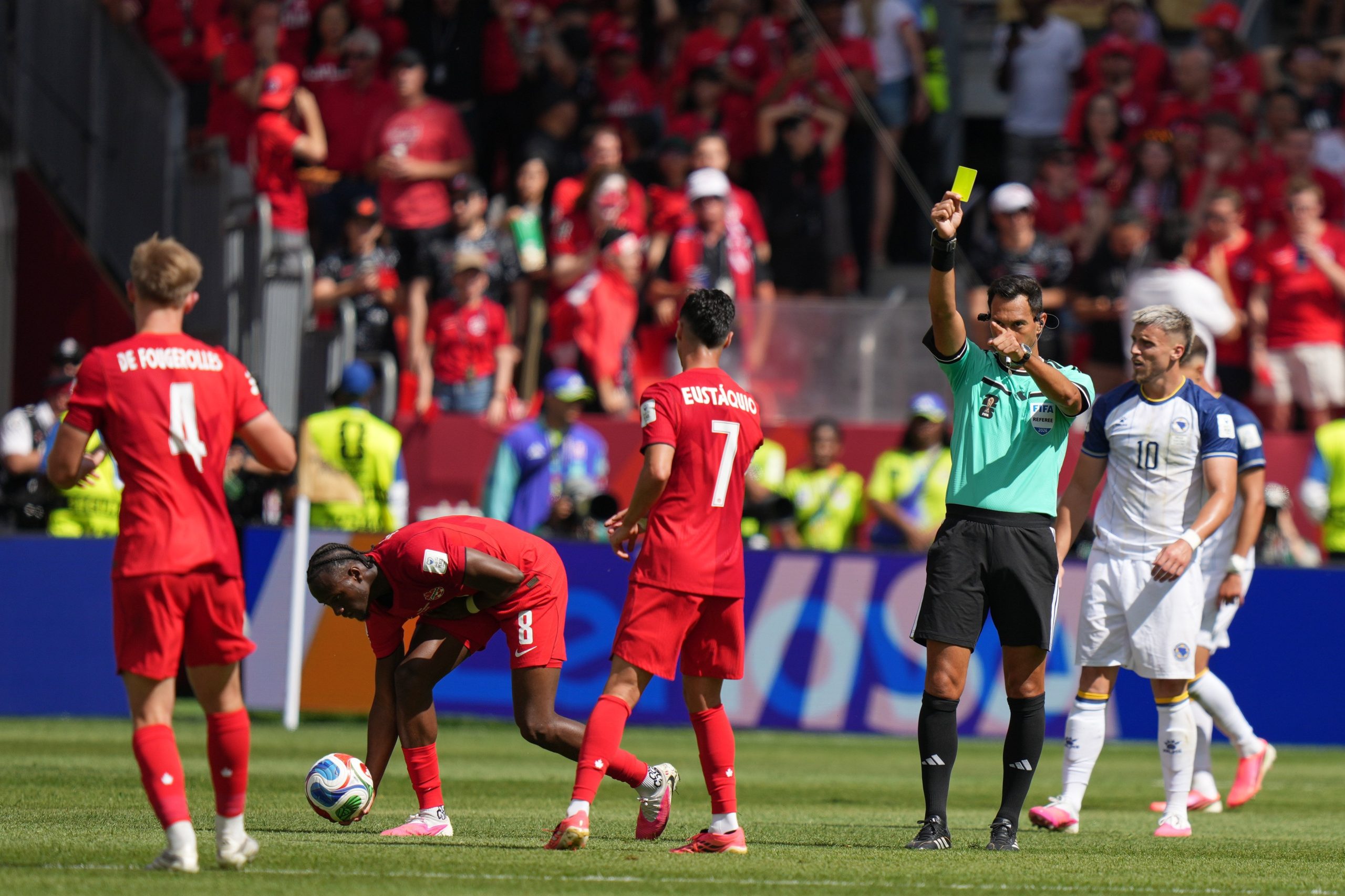 El momento en el que Facundo Tello amonesta al canadiense Luc De Fougerolles en el partido entre Canadá y Bosnia
