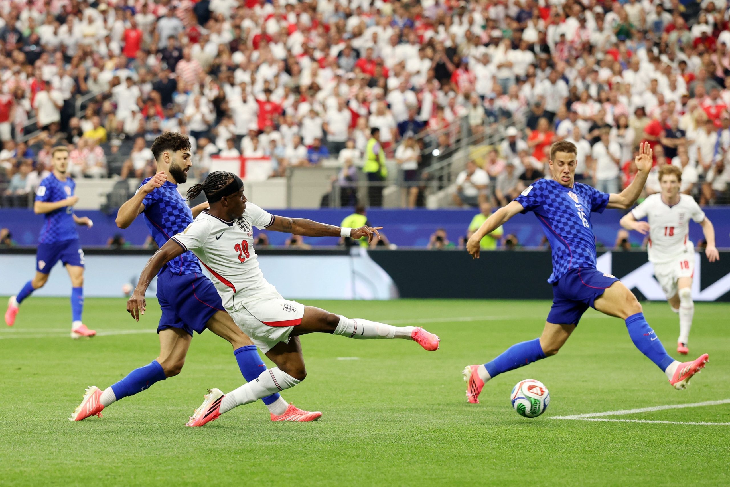 Noni Madueke le gana el duelo a Josko Gvardiol