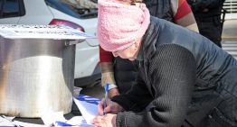 Frente al departamento de Adorni, Barrios de Pie montó un operativo de recolección de firmas para pedir su salida