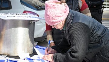 Frente al departamento de Adorni, Barrios de Pie montó un operativo de recolección de firmas para pedir su salida