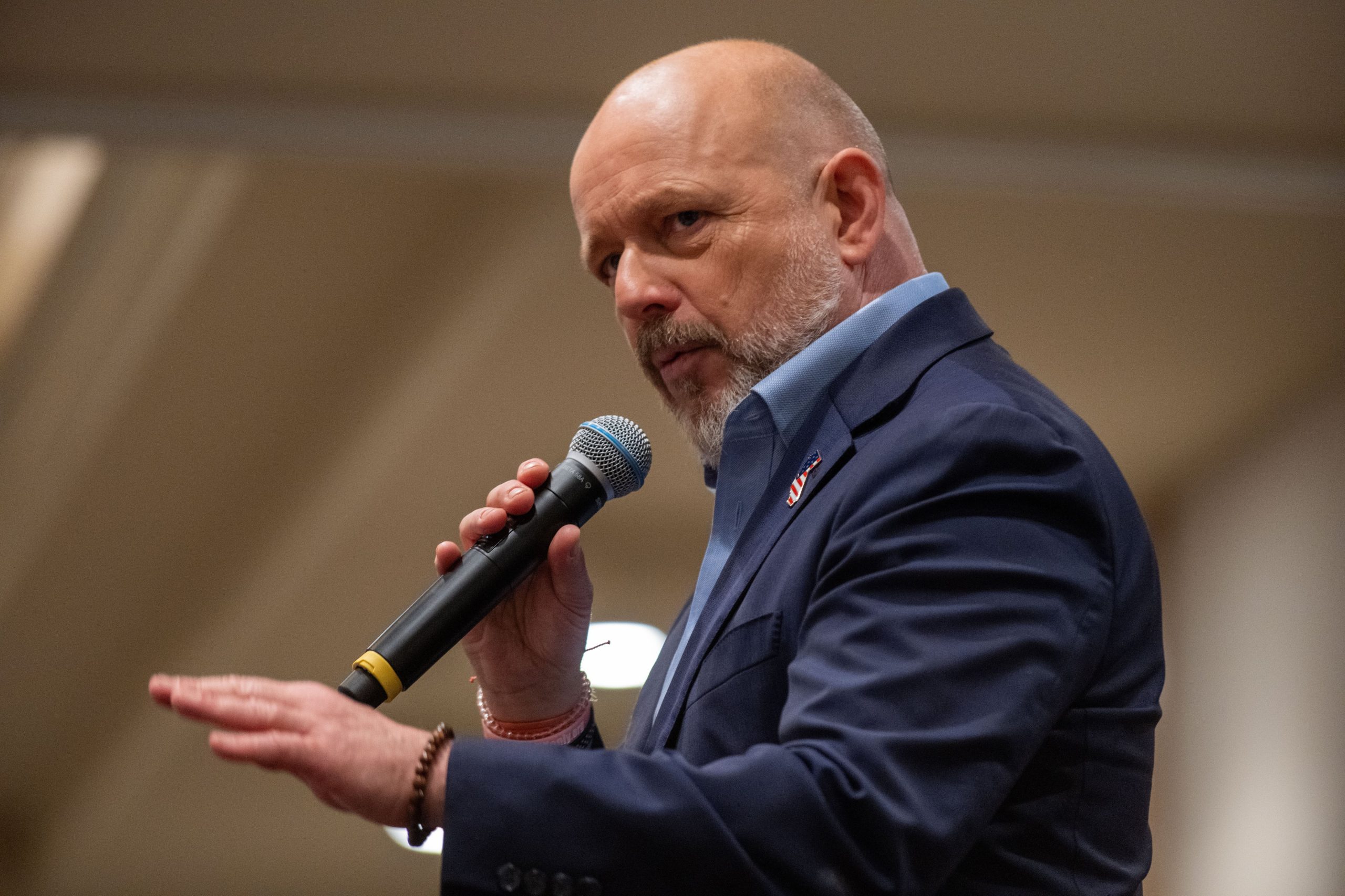 Los datos preliminares muestran al republicano Steve Hilton como lider de la contienda con el 27,8% del total escrutado
