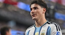 Hinchas de Atlético de Madrid quemaron la camiseta de Julián Alvarez tras sus declaraciones sobre abandonar el club