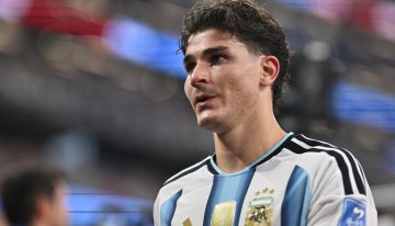 Hinchas de Atlético de Madrid quemaron la camiseta de Julián Alvarez tras sus declaraciones sobre abandonar el club