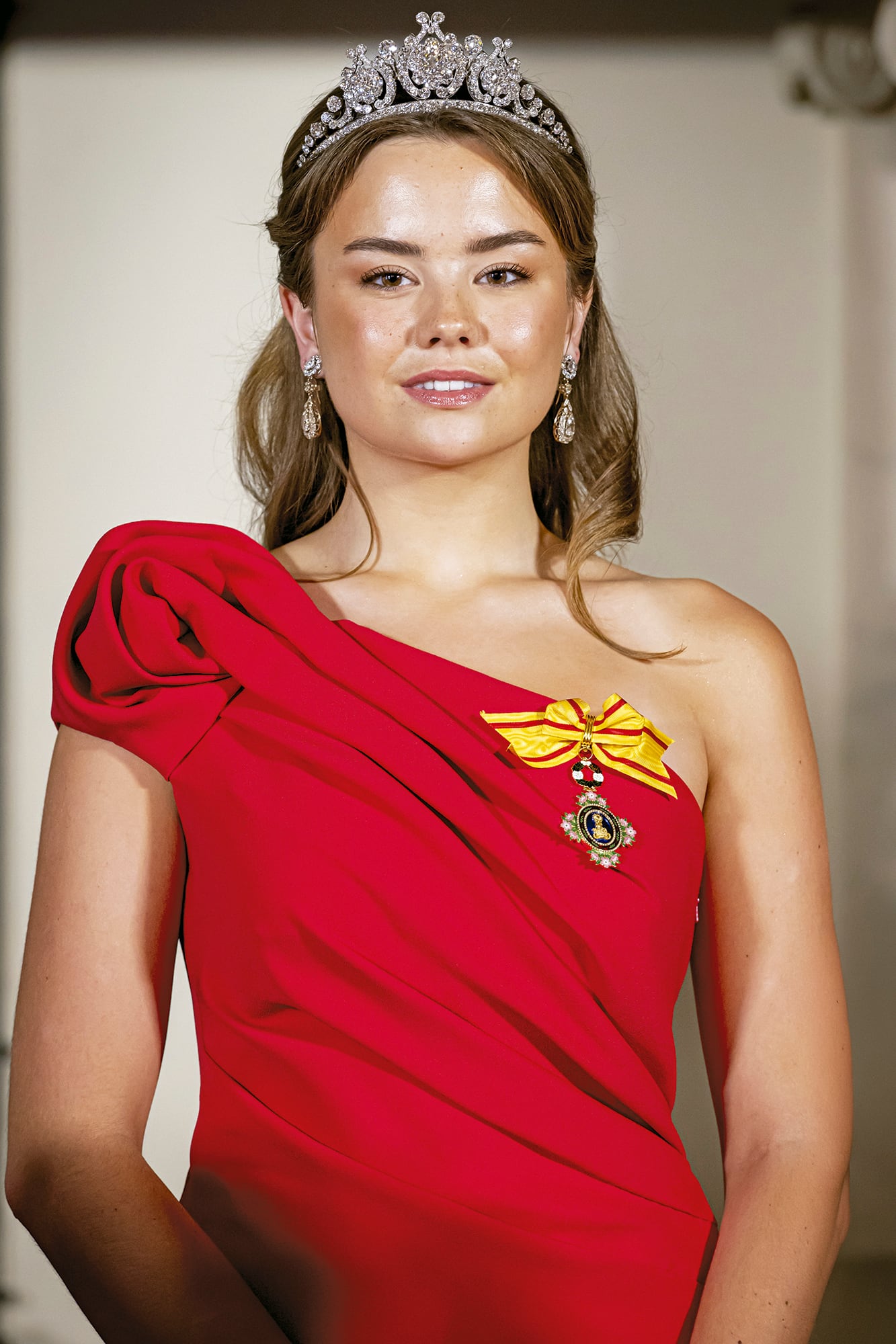 La tiara que llevó la princesa también es conocida como “Arpa de Diamantes”. Para la ocasión, Ariane eligió un vestido de Safiyaa con escote asimétrico y drapeado