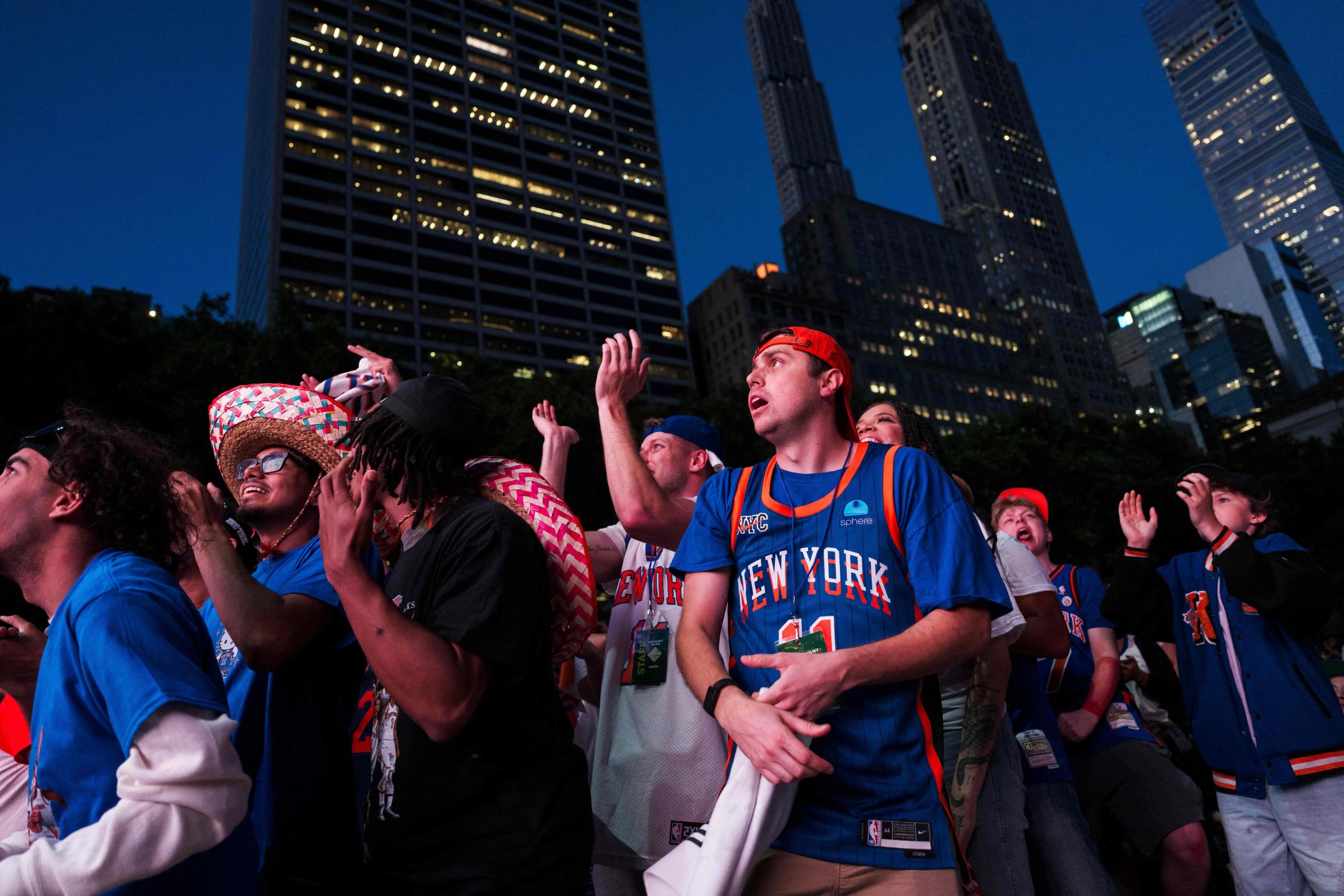 Varias personas reaccionan durante un encuentro para ver el tercer partido de las Finales de la NBA entre los New York Knicks y los San Antonio Spurs en Bryant Park el 8 de junio de 2026 en la ciudad de Nueva York (Foto de Adam Gray / GETTY IMAGES NORTH AMERICA / Getty Images vía AFP)