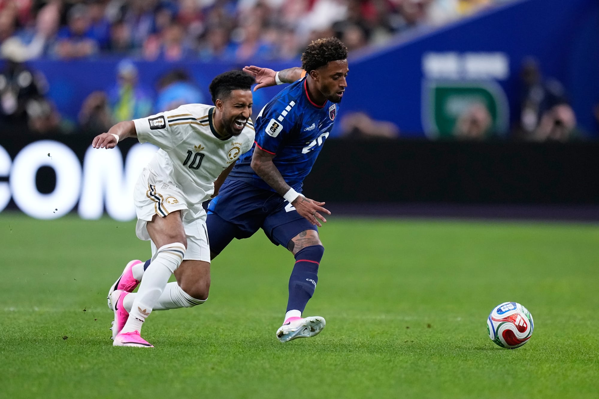 Ryan Mendes (de azul) durante el partido con Arabia Saudita