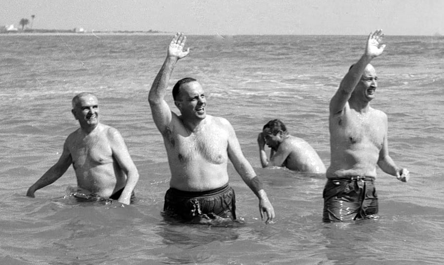 Manuel Fraga y el embajador estadounidense Angier Biddle Duke se bañaron en el mar para transmitir tranquilidad después del accidente nuclear