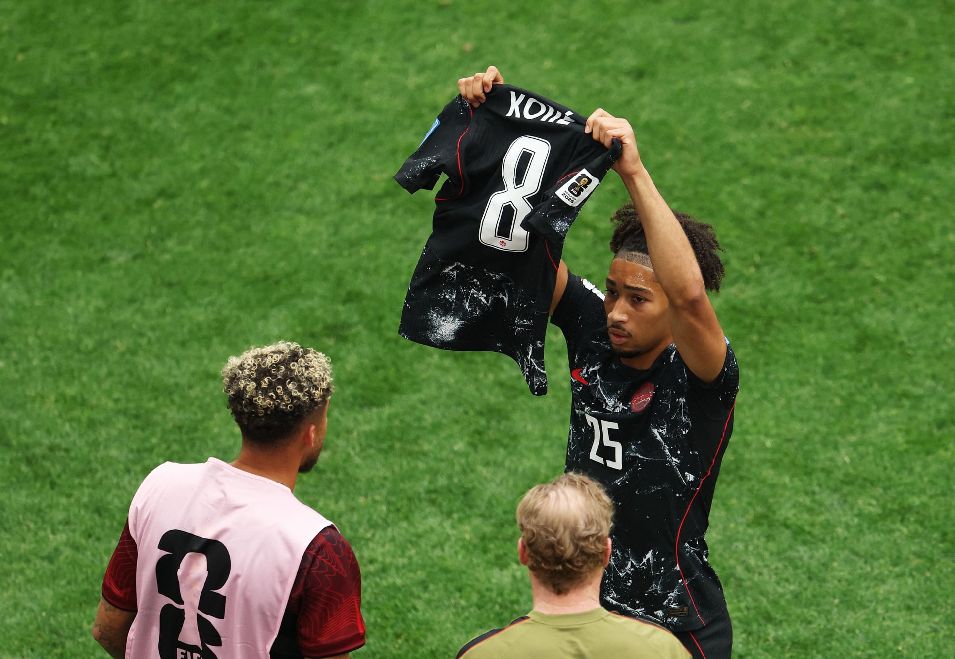 Nathan Saliba muestra la camiseta de su compañero Ismael Koné