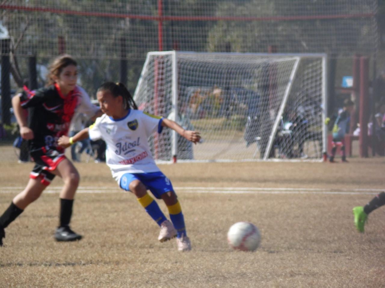 Jugando en su club de Concordia.