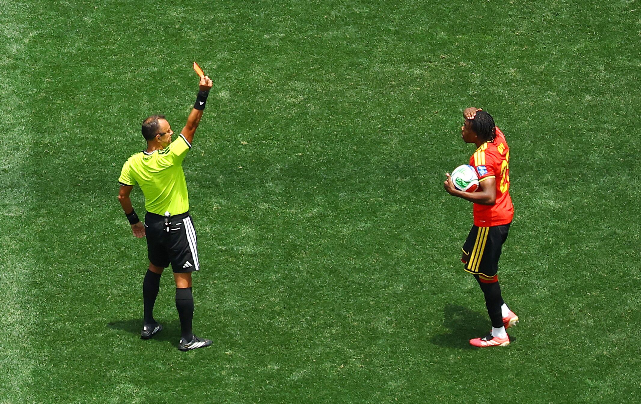 apuntó directamente contra Nathan Ngoy, defensor belga de origen congolés que vio la tarjeta roja a los 67 minutos por una falta tras un error defensivo. (REUTERS/Lisi Niesner)