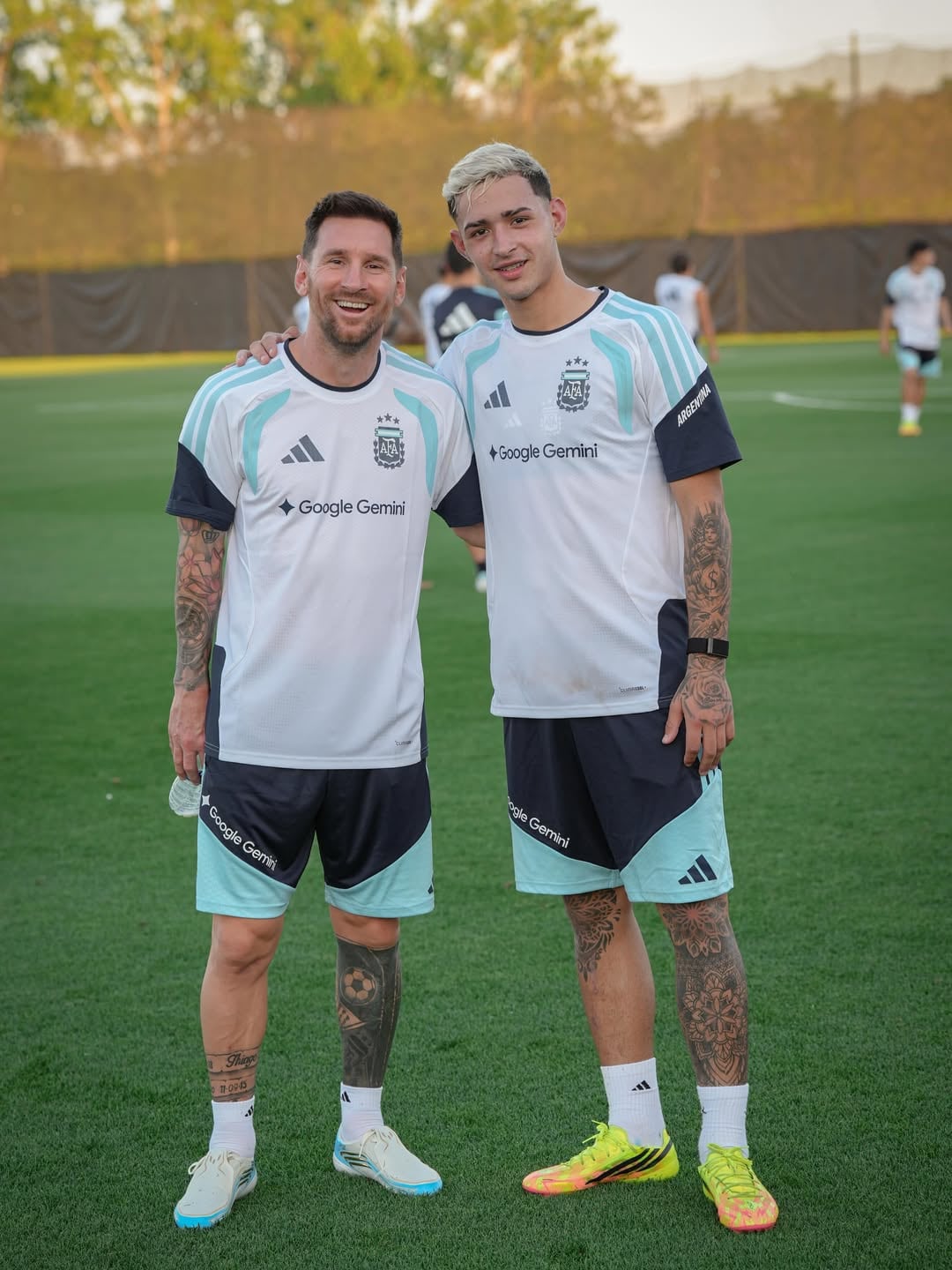Simón Escobar junto a Lionel Messi entrenando en la selección argentina