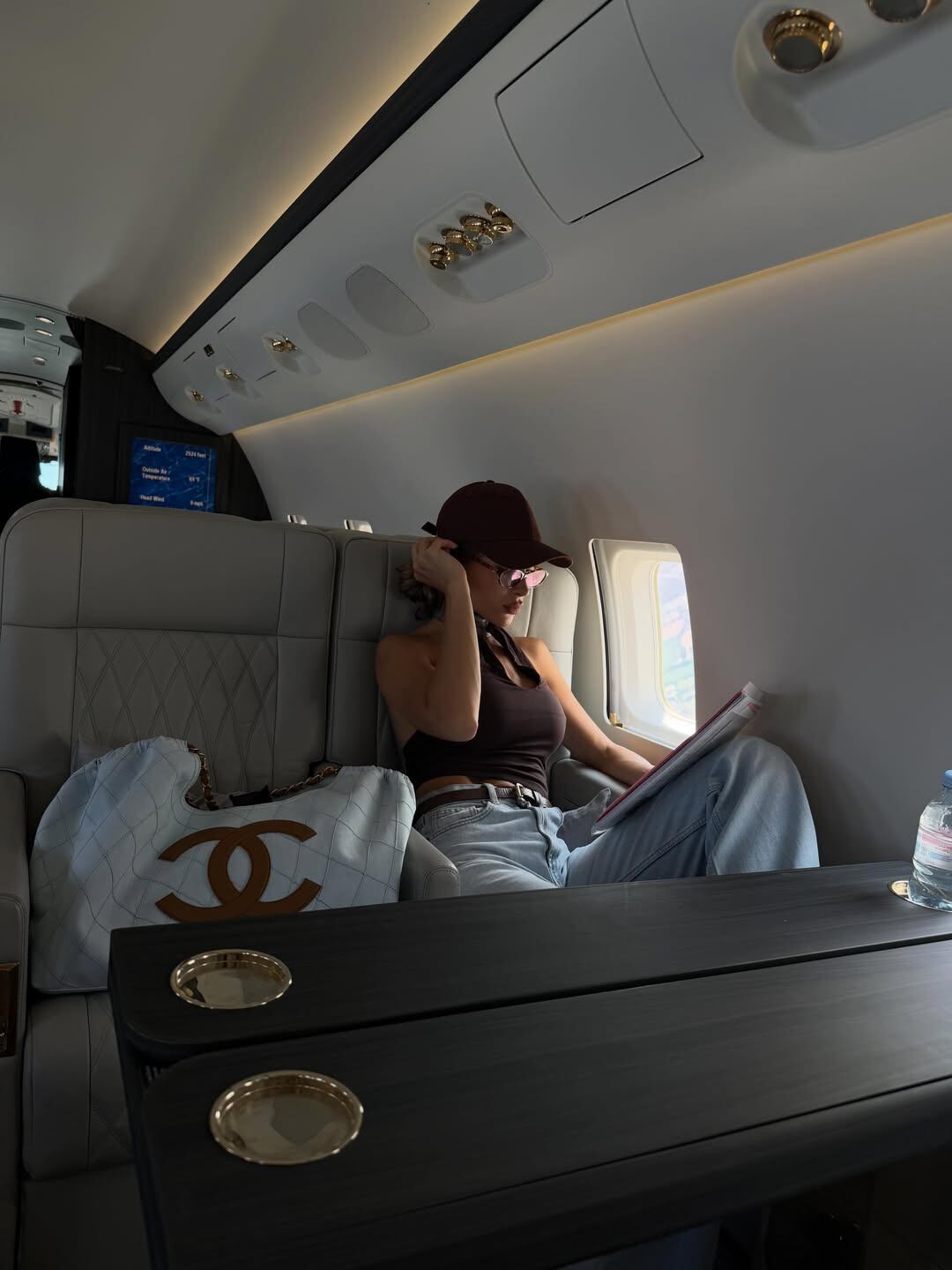 Agustina Gandolfo en un avión privado, con un look clásico y toten bag de lujo Foto: @agus.gandolfo