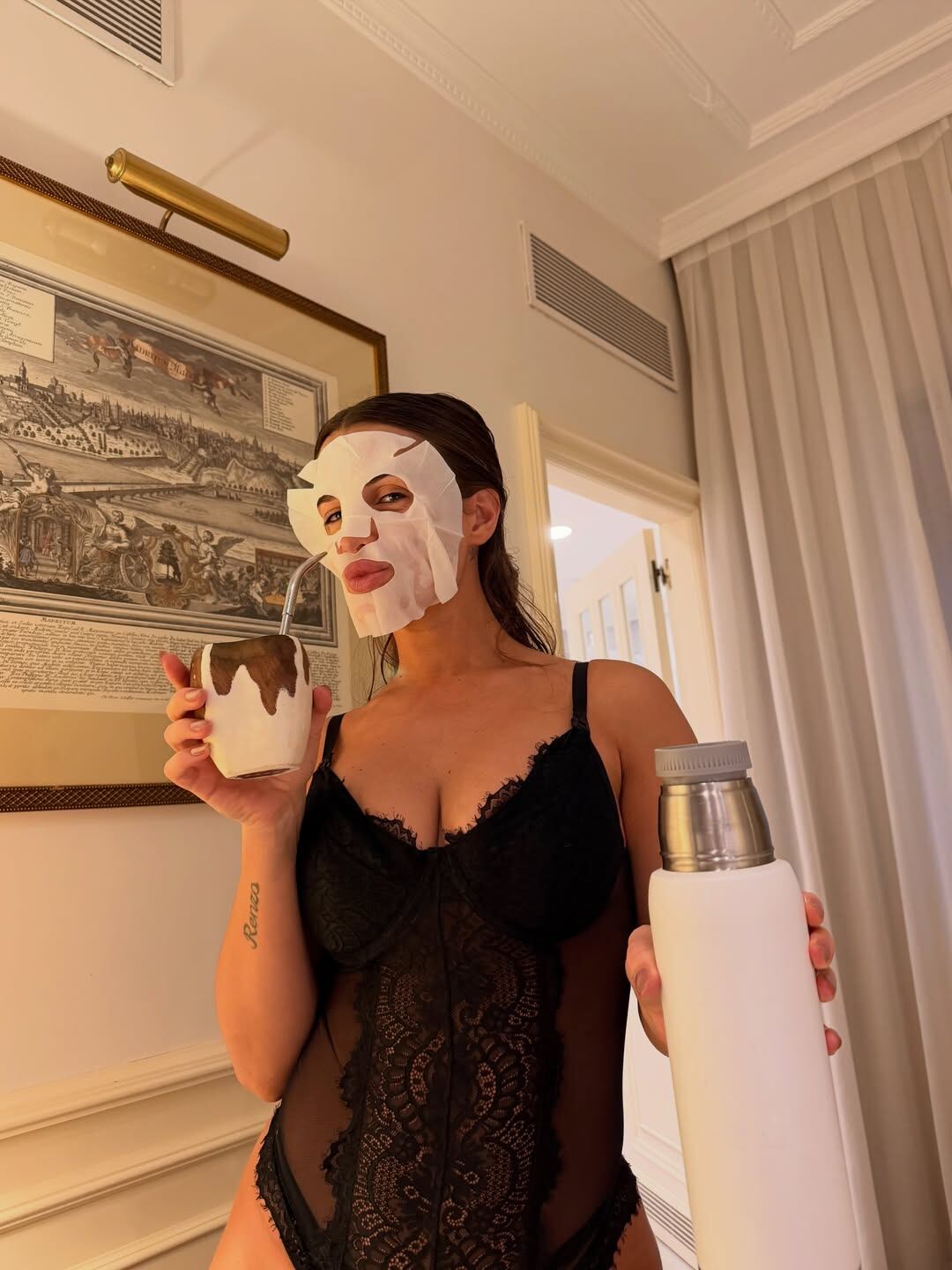 Cami Homs en un momento relax con un body de encaje negro Foto: @camihoms