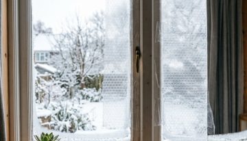 El truco finlandés para aislar las ventanas del frío