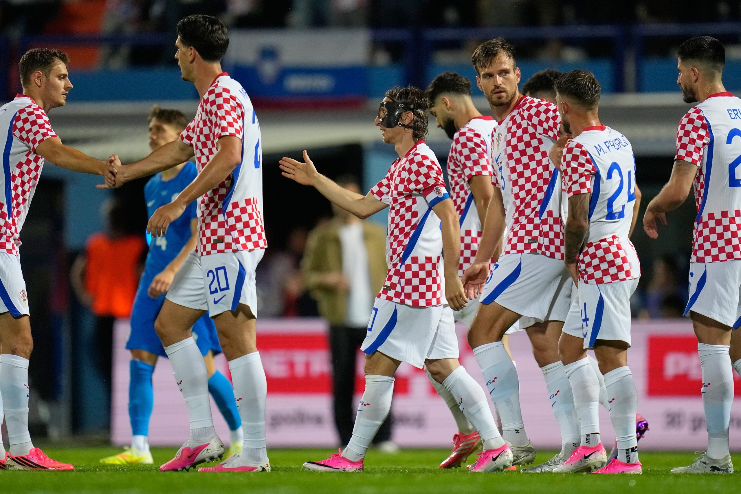 El croata Luka Modric, al centro, celebra con sus compañeros después de anotar el primer gol de su equipo durante un partido amistoso