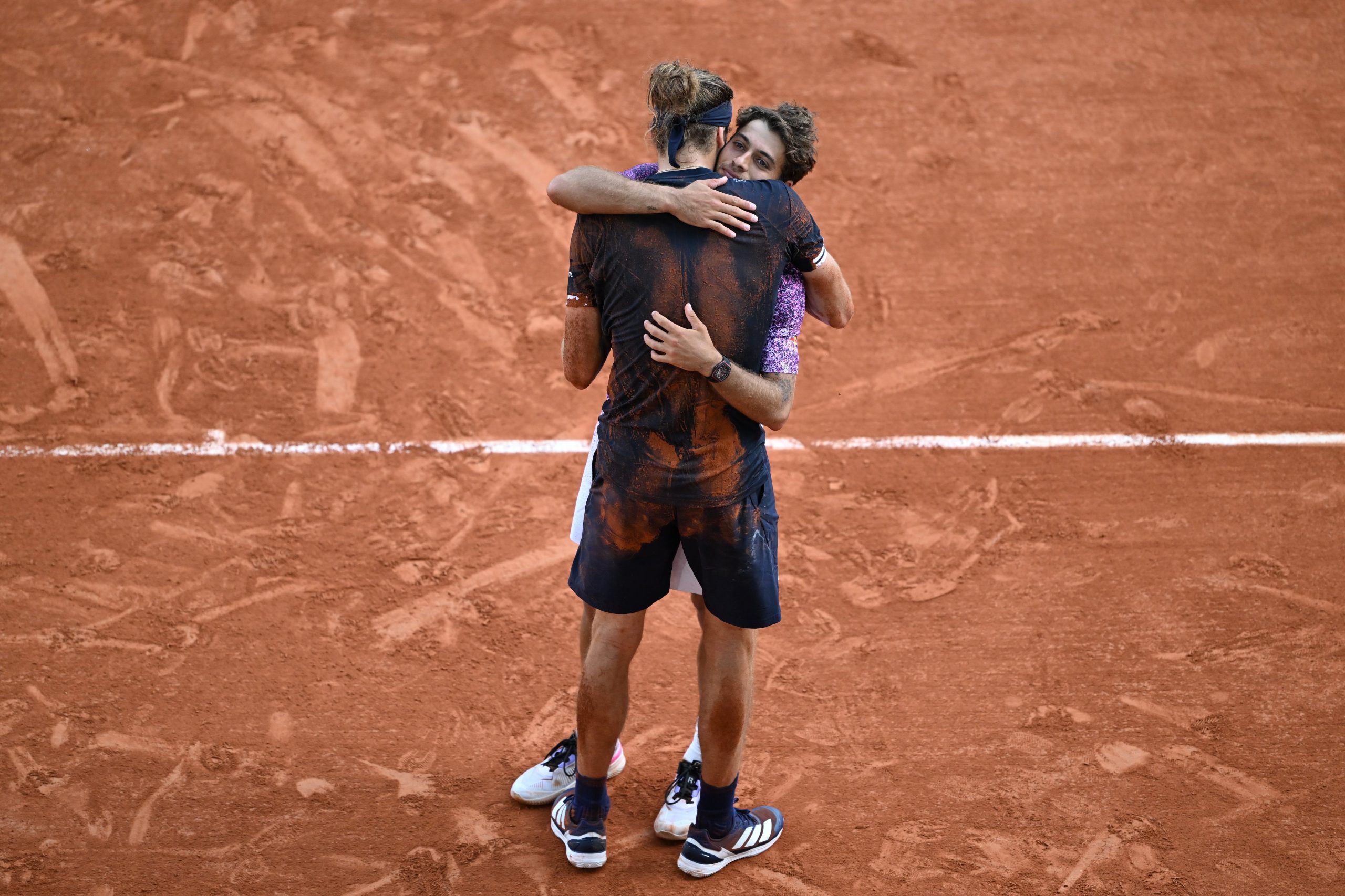 El abrazo entre Alexander Zverev y Flavio Cobolli tras la final de Roland Garros  