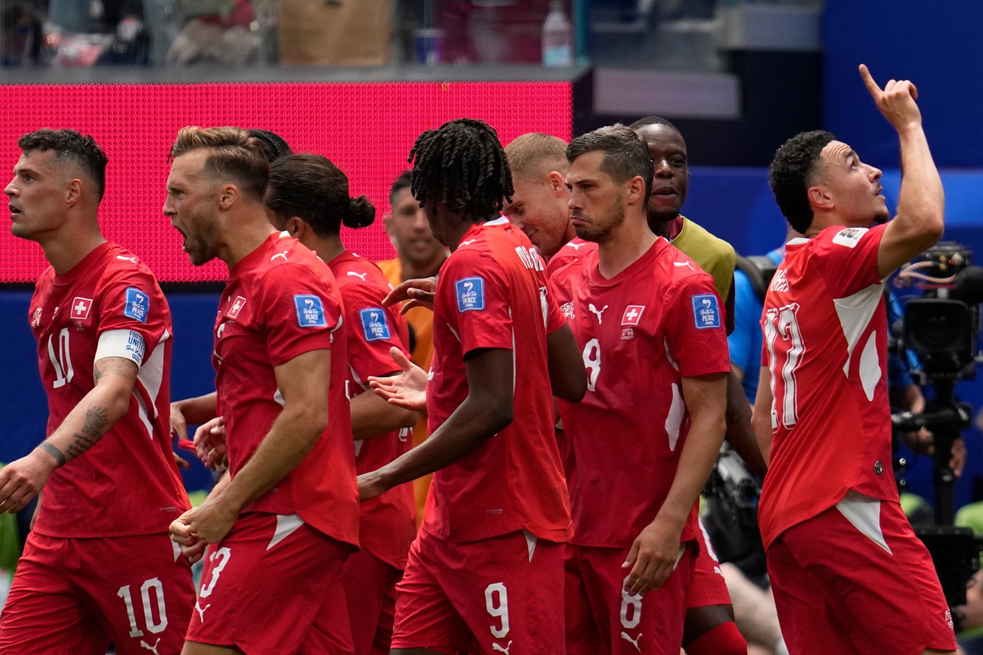 Suiza goleó a Bosnia y Herzegovina en la segunda jornada y quiere destronar a uno de los anfitriones