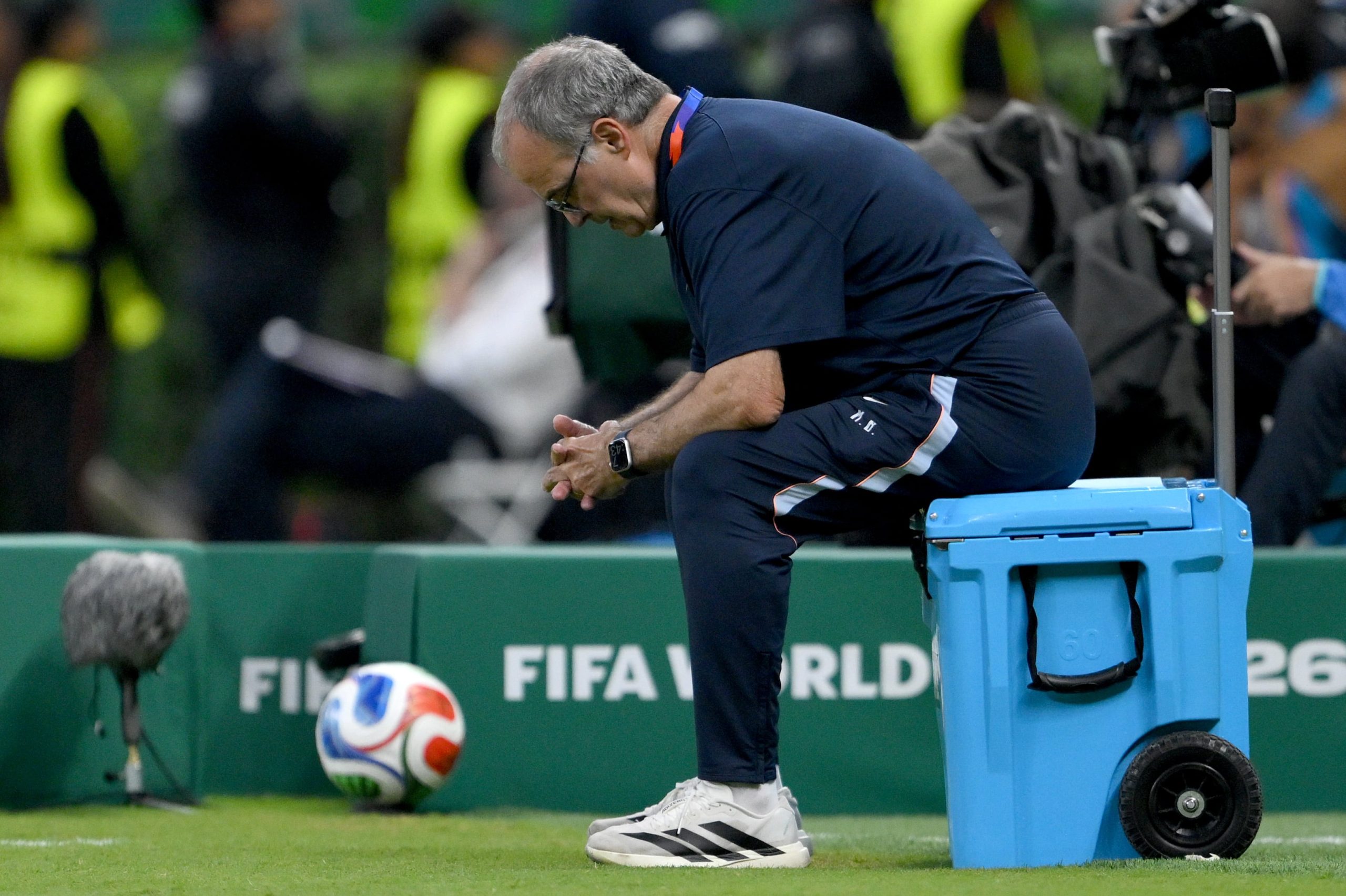 Marcelo Bielsa y su traumática salida de Uruguay: una fractura que ahondó la caída.